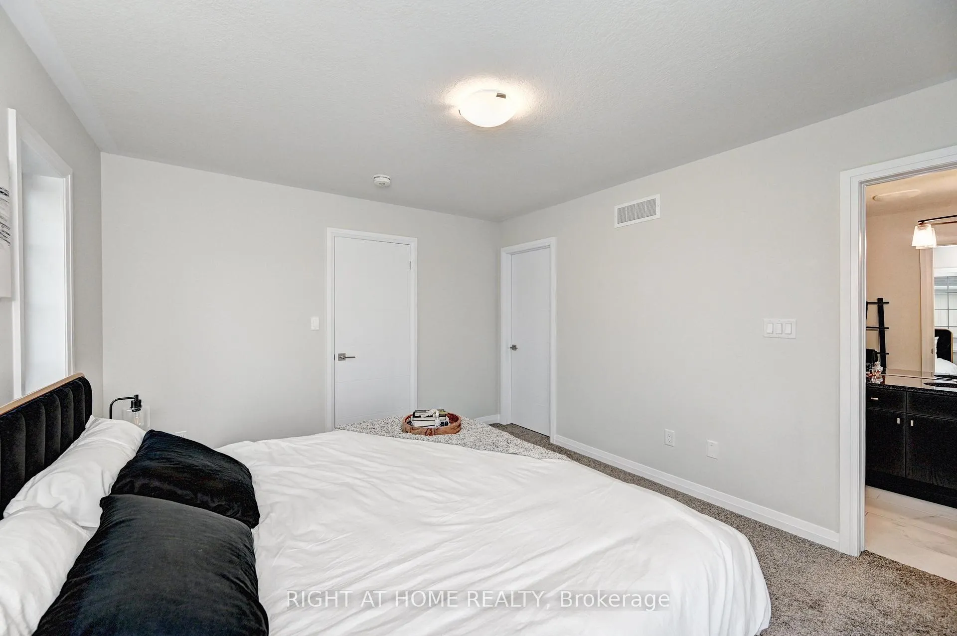 Photo 26 of 14 Bank Swallow Crescent, Kitchener — HOMEH