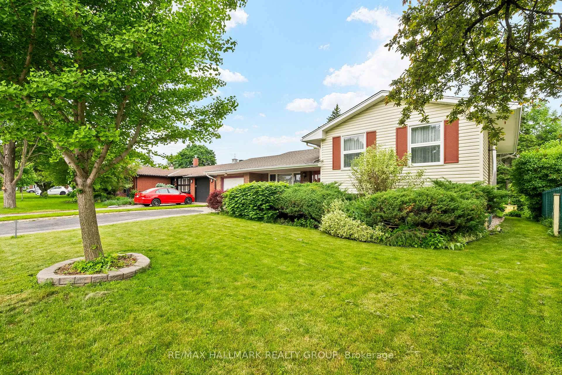 Photo 3 of 2143 Hubbard Crescent, Ottawa, Beacon Hill North — HOMEH