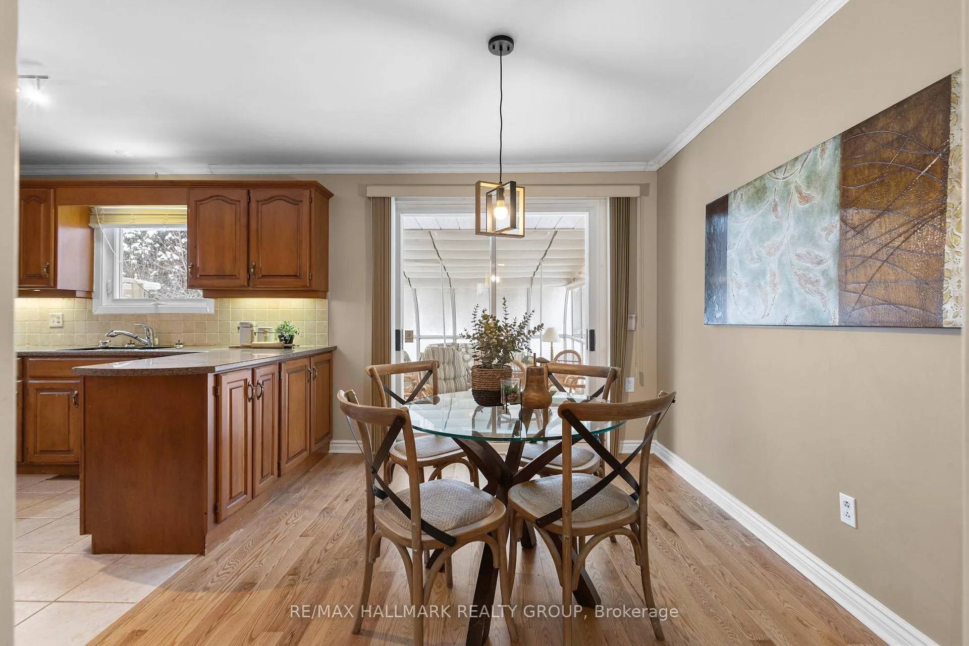 Photo 8 of 2143 Hubbard Crescent, Ottawa, Beacon Hill North — HOMEH