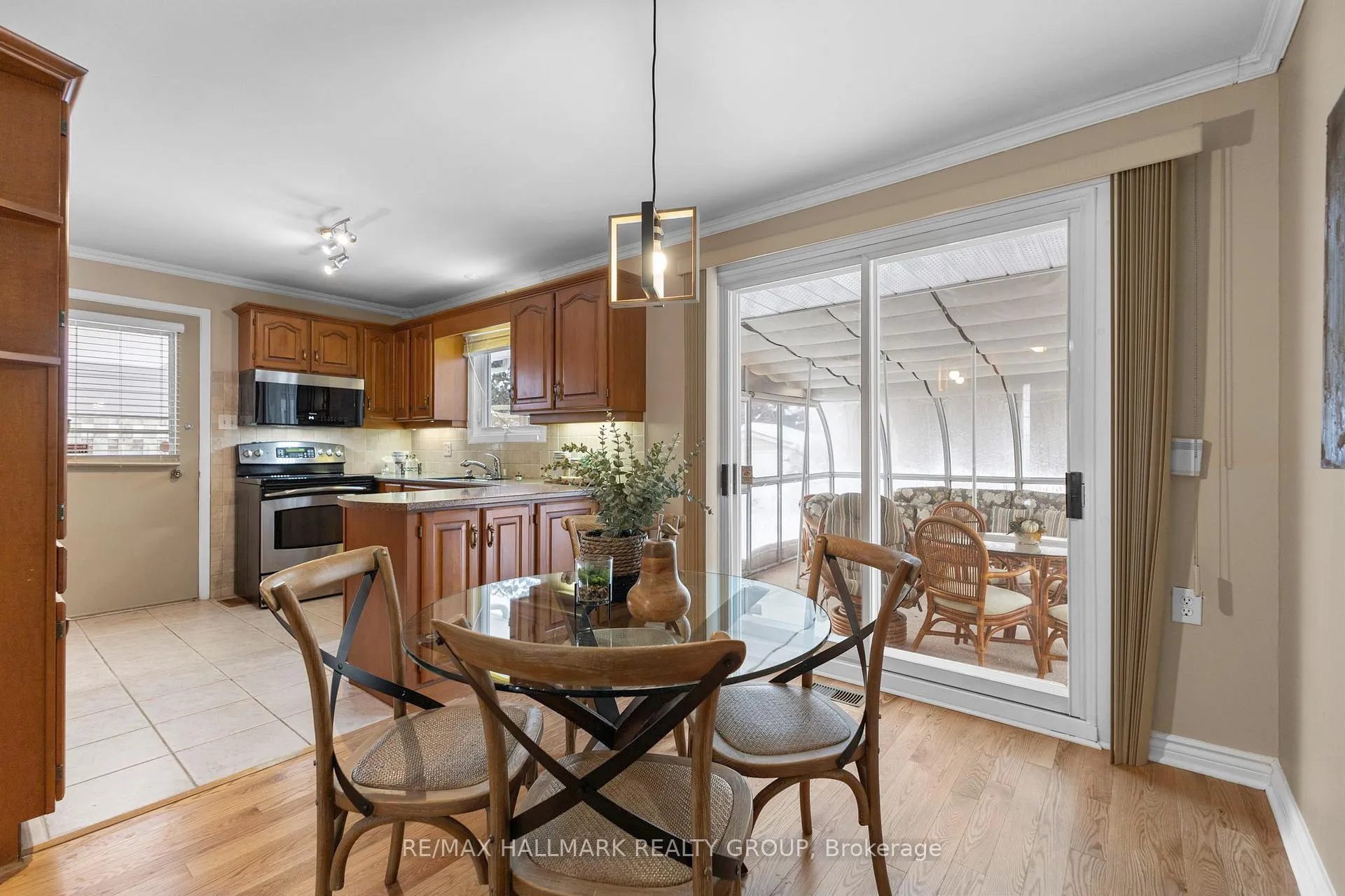 Photo 10 of 2143 Hubbard Crescent, Ottawa, Beacon Hill North — HOMEH
