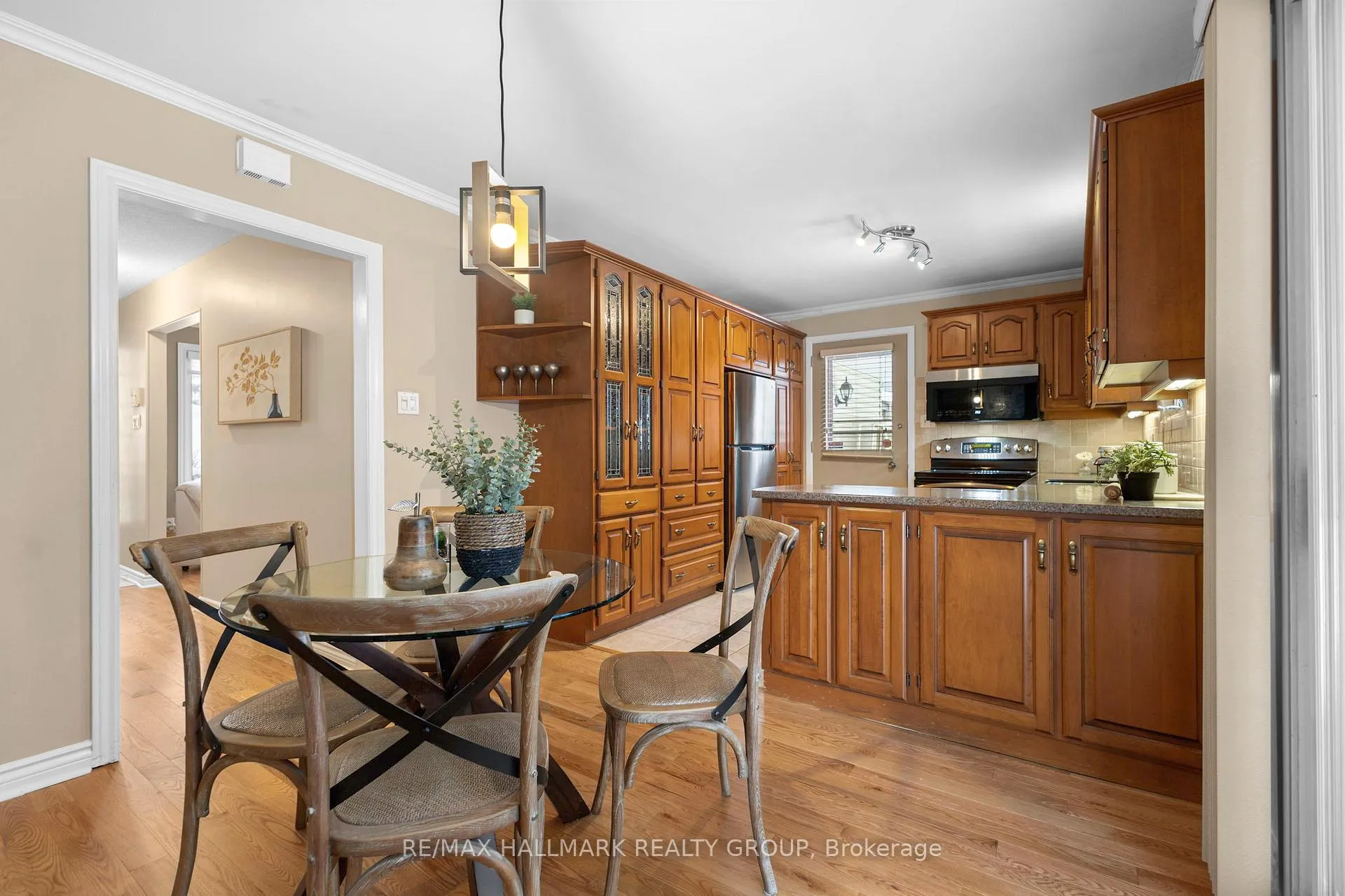 Photo 11 of 2143 Hubbard Crescent, Ottawa, Beacon Hill North — HOMEH