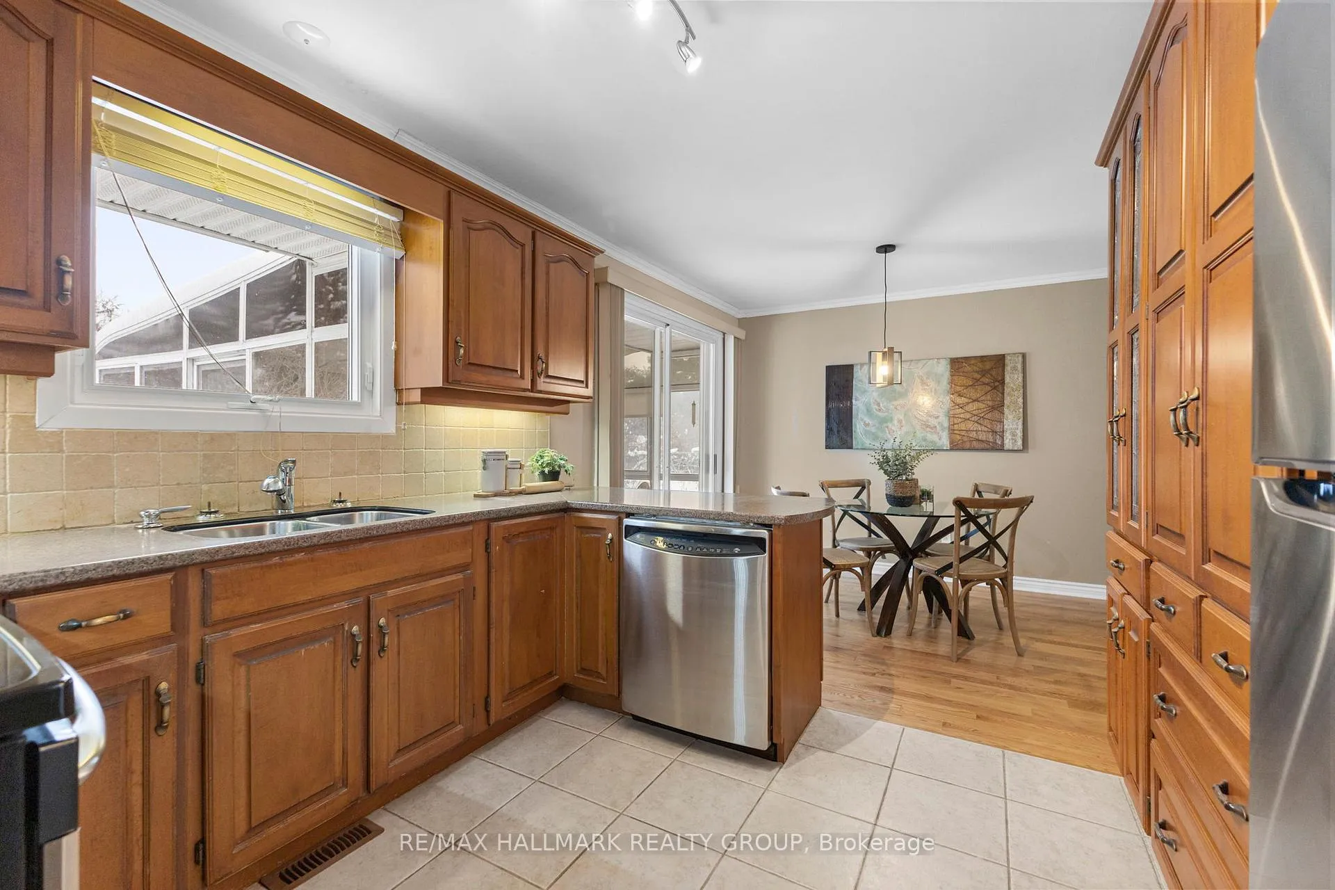 Photo 12 of 2143 Hubbard Crescent, Ottawa, Beacon Hill North — HOMEH