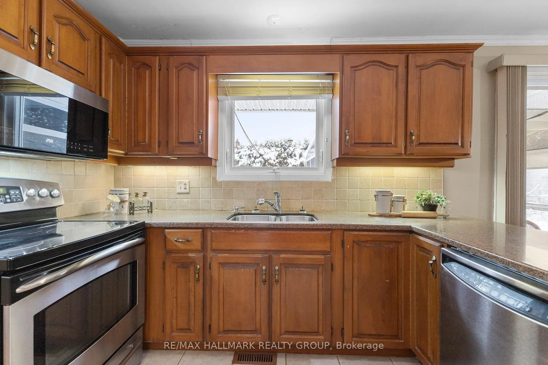 Photo 13 of 2143 Hubbard Crescent, Ottawa, Beacon Hill North — HOMEH