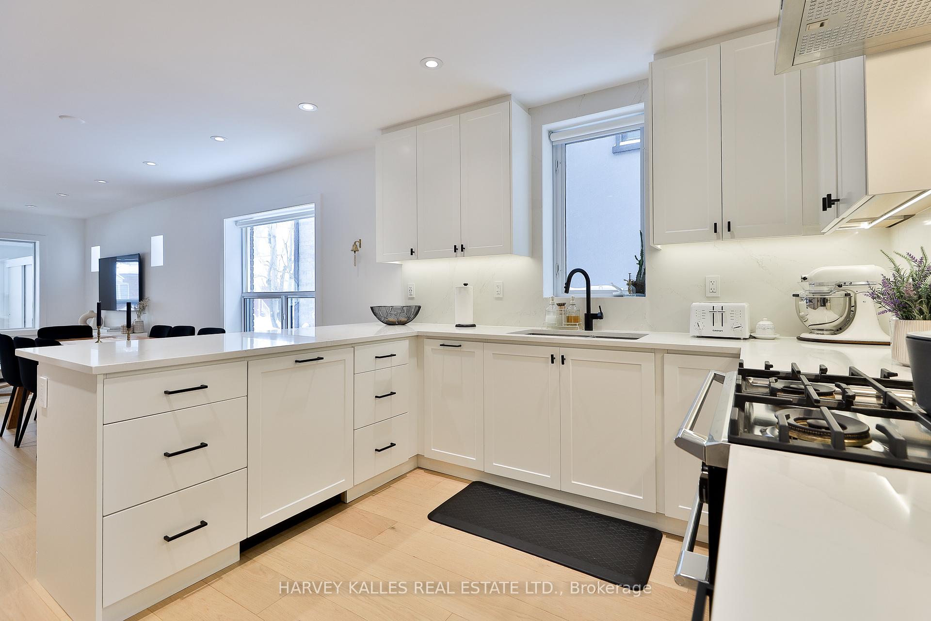 Photo 12 of 20 Crewe Avenue, Toronto, Woodbine-Lumsden — HOMEH