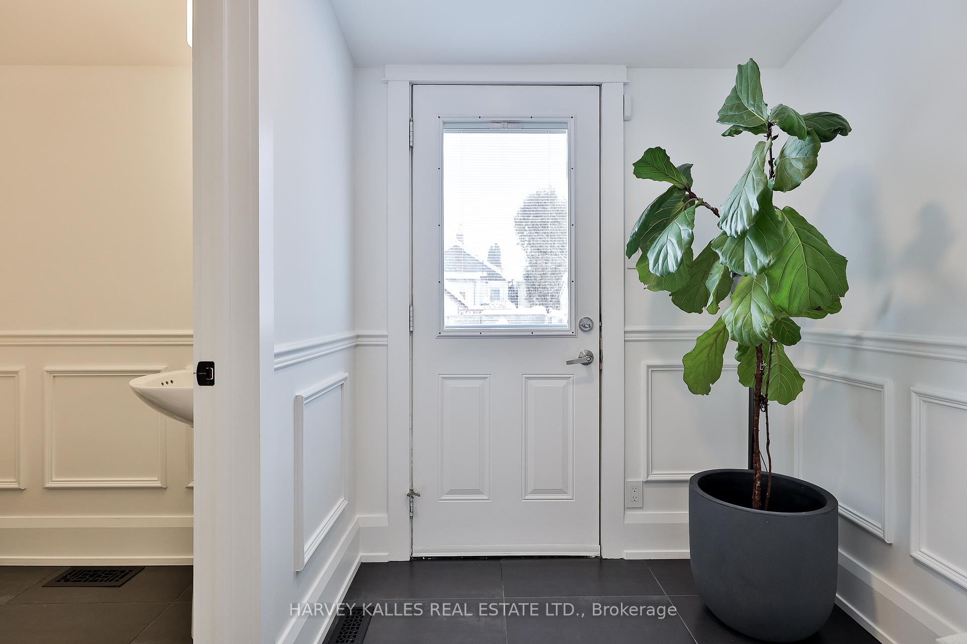 Photo 16 of 20 Crewe Avenue, Toronto, Woodbine-Lumsden — HOMEH