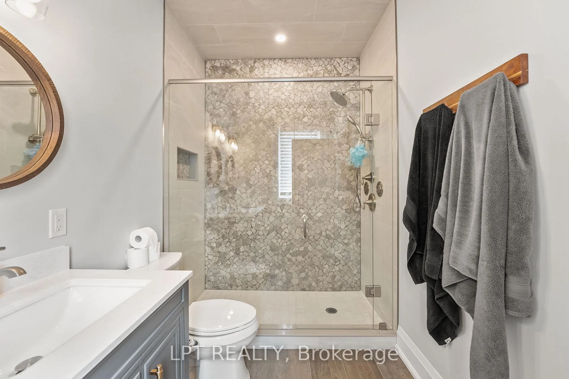 Photo 21 of 23 Dunkelman Drive, Georgina, Keswick North — HOMEH