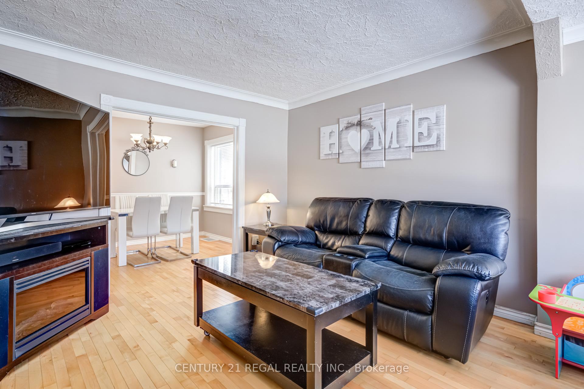 Photo 5 of 527 Sammon Avenue, Toronto, Danforth Village-East York — HOMEH