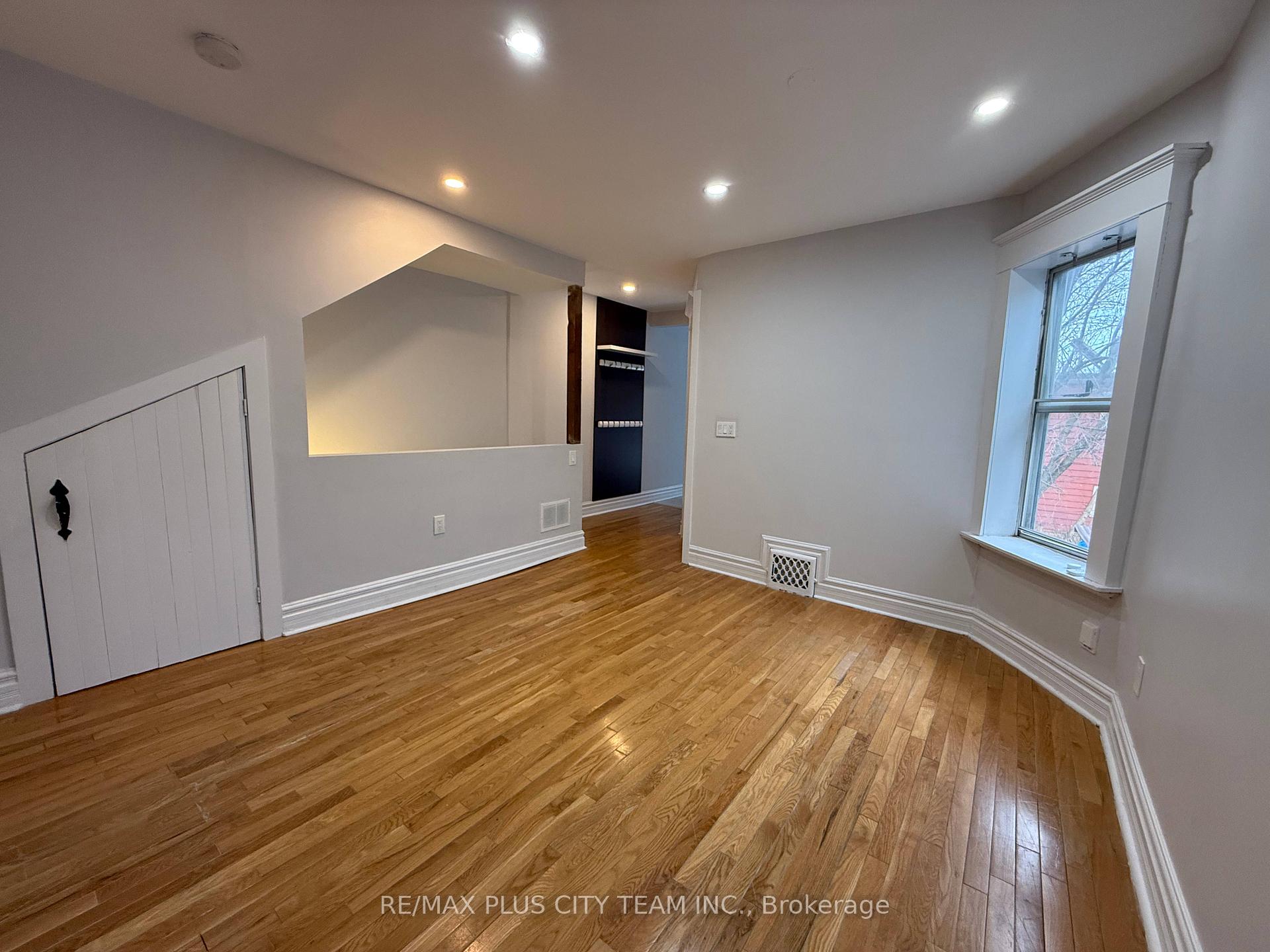 Photo 3 of Unit upper, 117 Heward Avenue, Toronto, South Riverdale — HOMEH
