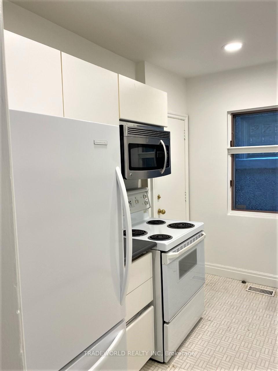 Photo 4 of Unit Main Fl, 11 Poplar Plains Crescent, Toronto, Casa Loma — HOMEH