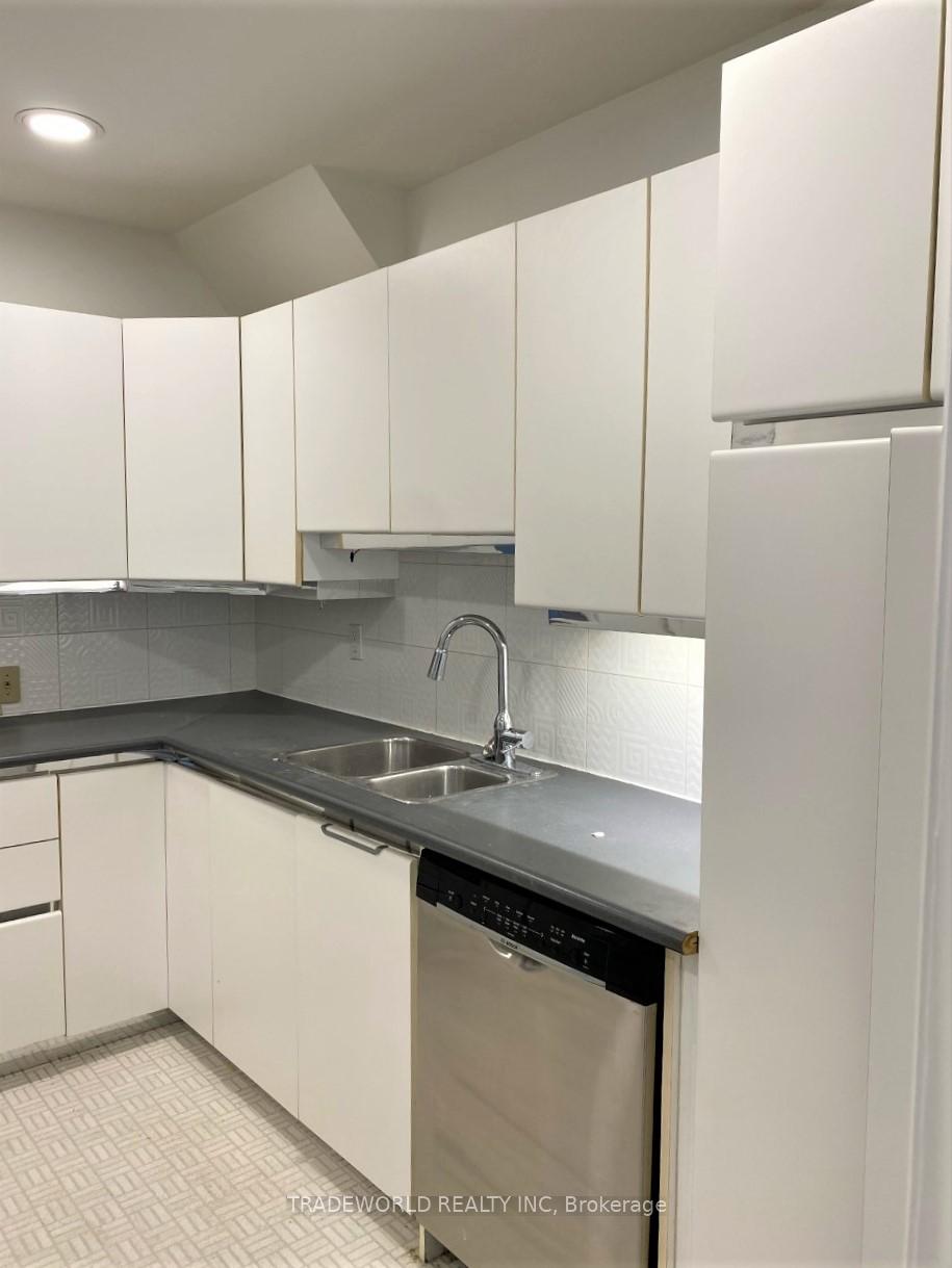 Photo 5 of Unit Main Fl, 11 Poplar Plains Crescent, Toronto, Casa Loma — HOMEH