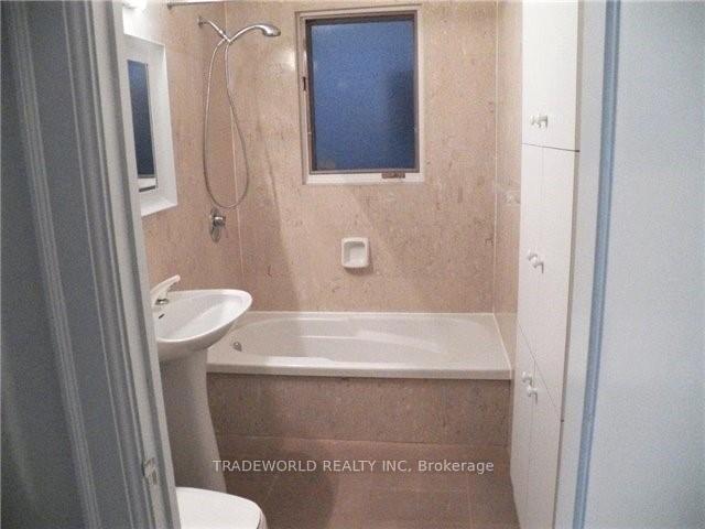 Photo 8 of Unit Main Fl, 11 Poplar Plains Crescent, Toronto, Casa Loma — HOMEH