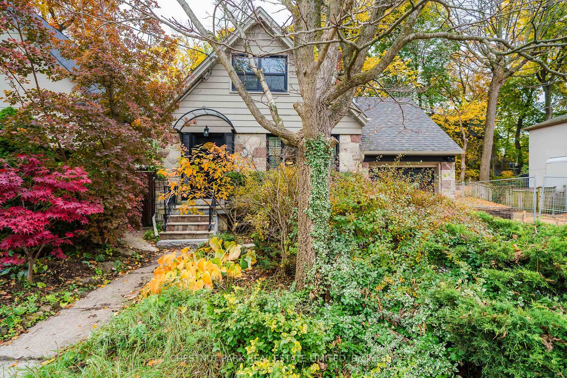 Photo 4 of 93 Boulton Drive, Toronto, Casa Loma — HOMEH
