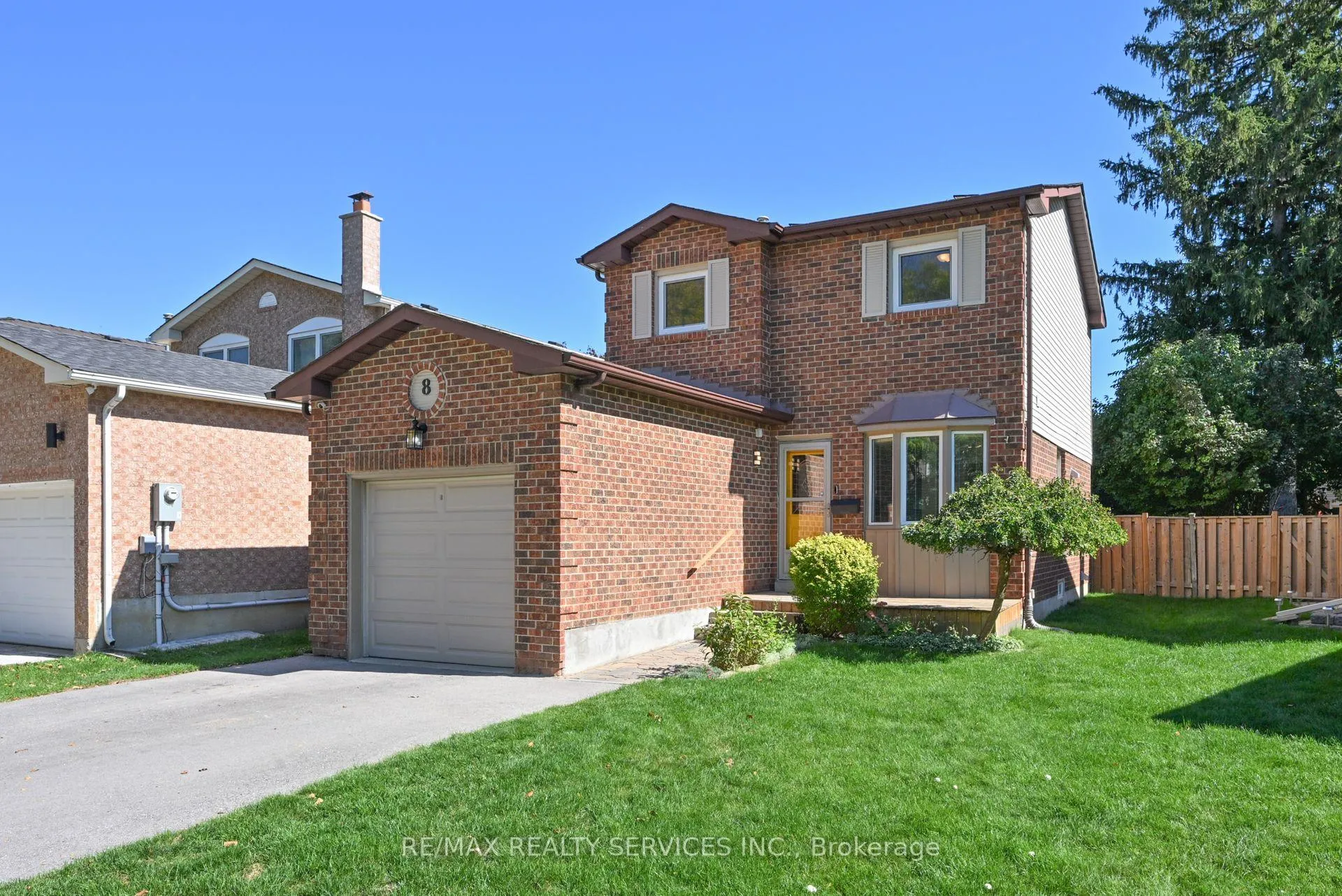 Photo 2 of 8 Oleander Crescent, Brampton, Heart Lake East — HOMEH