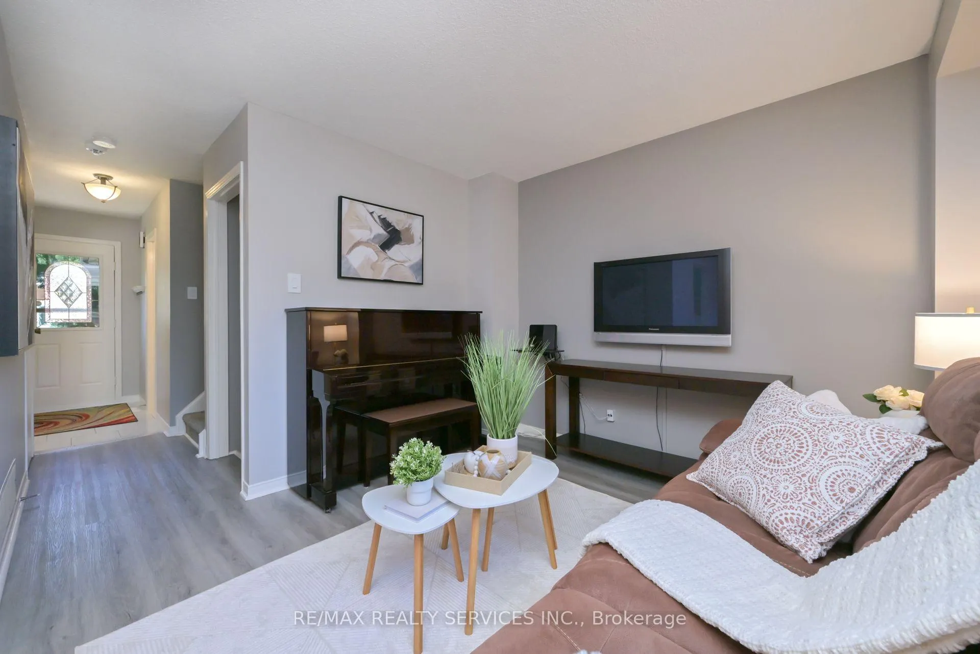 Photo 3 of 8 Oleander Crescent, Brampton, Heart Lake East — HOMEH