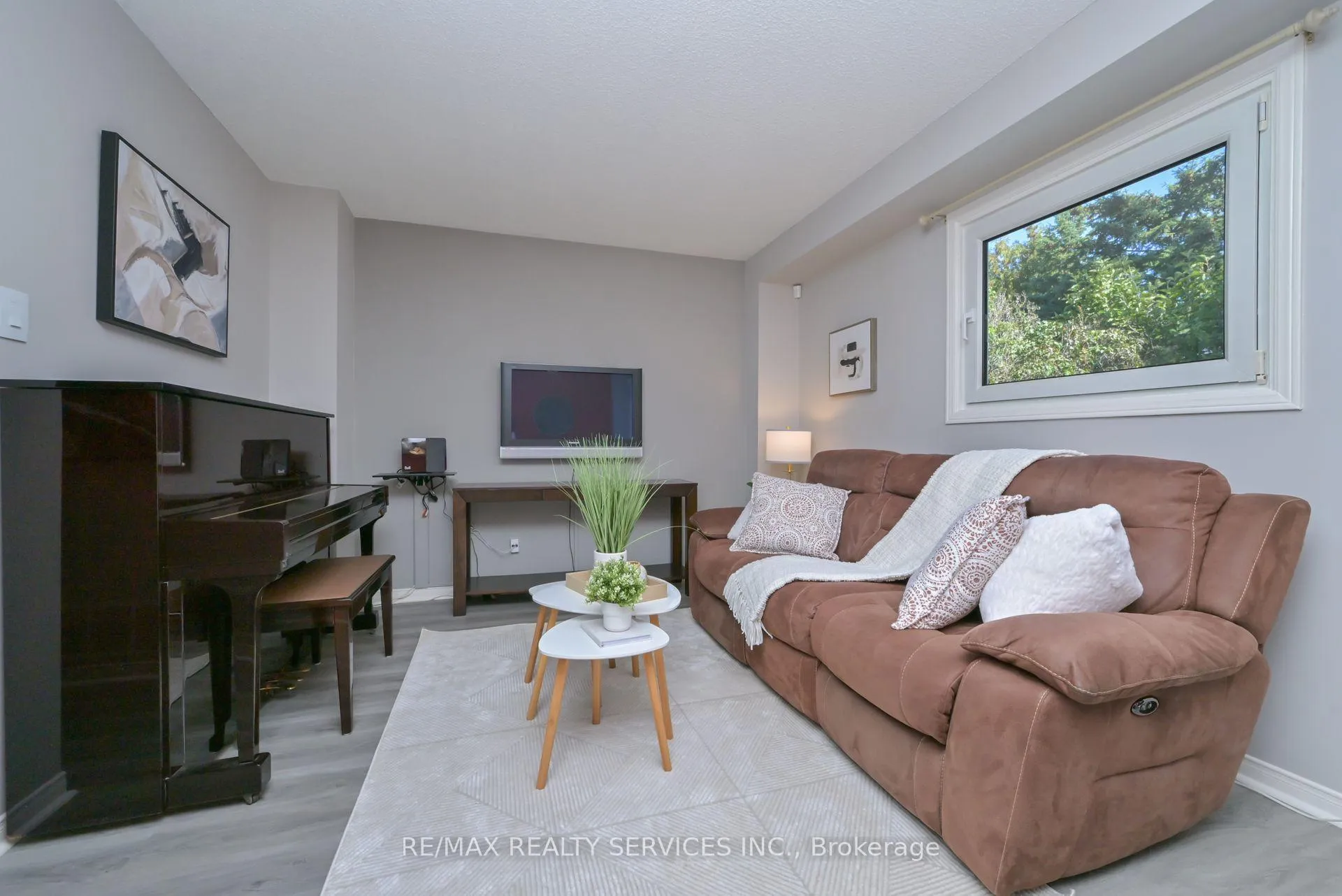 Photo 4 of 8 Oleander Crescent, Brampton, Heart Lake East — HOMEH