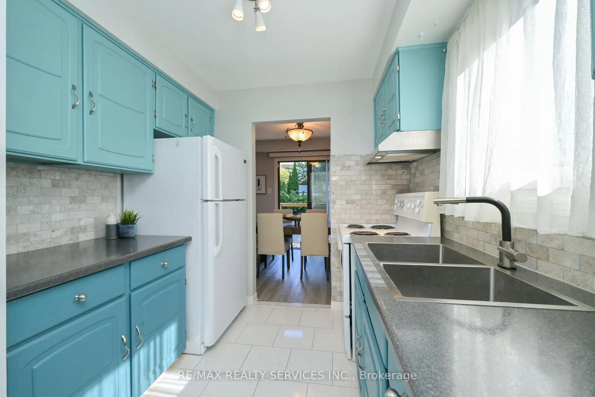 Photo 9 of 8 Oleander Crescent, Brampton, Heart Lake East — HOMEH