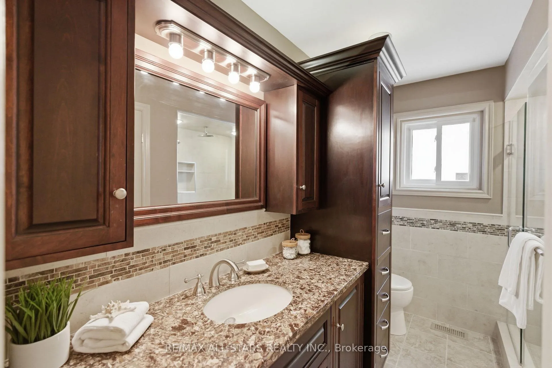 Photo 24 of 43 Enzo Crescent, Uxbridge — HOMEH