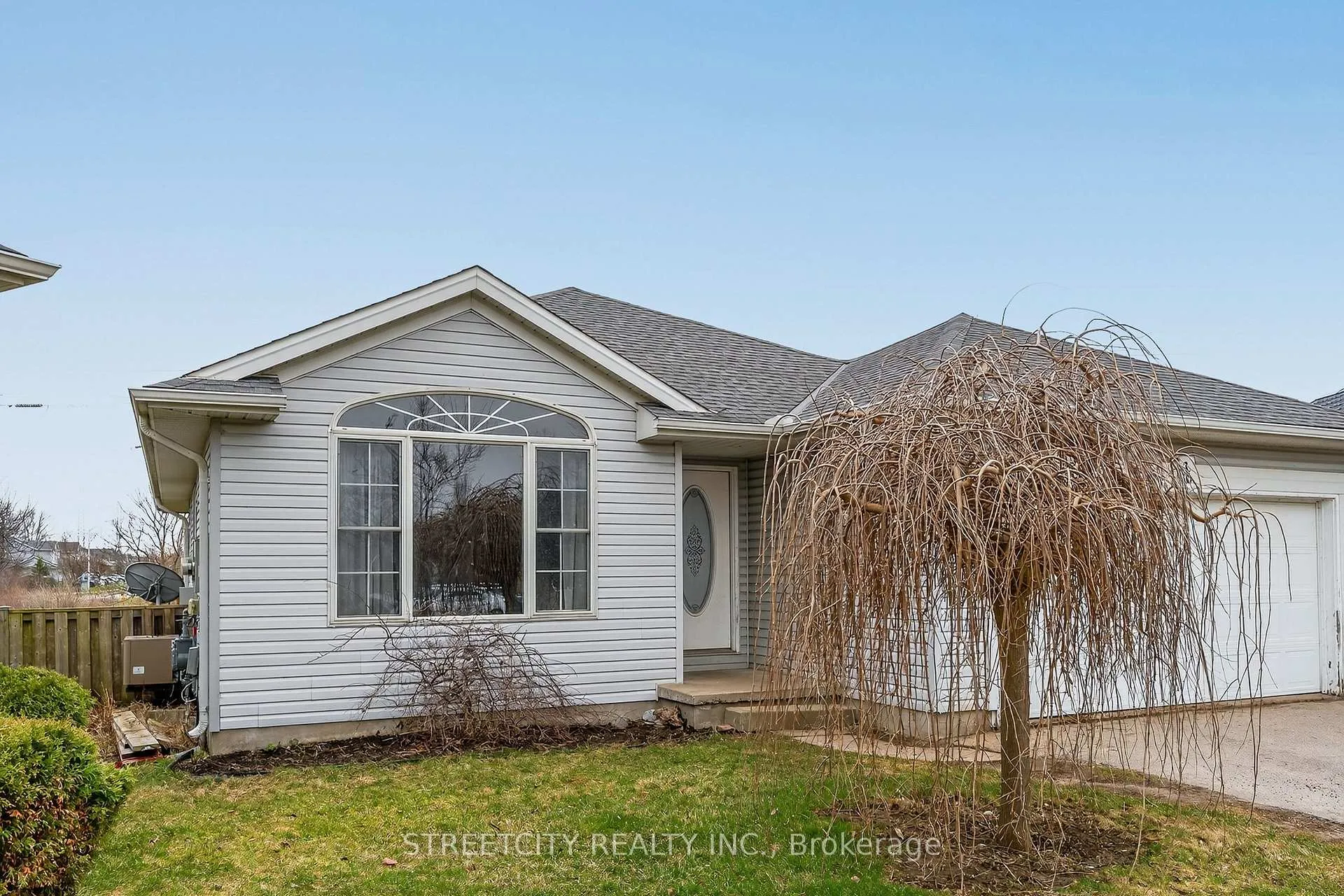 Photo 2 of 36 Glenview Court, St. Thomas — HOMEH