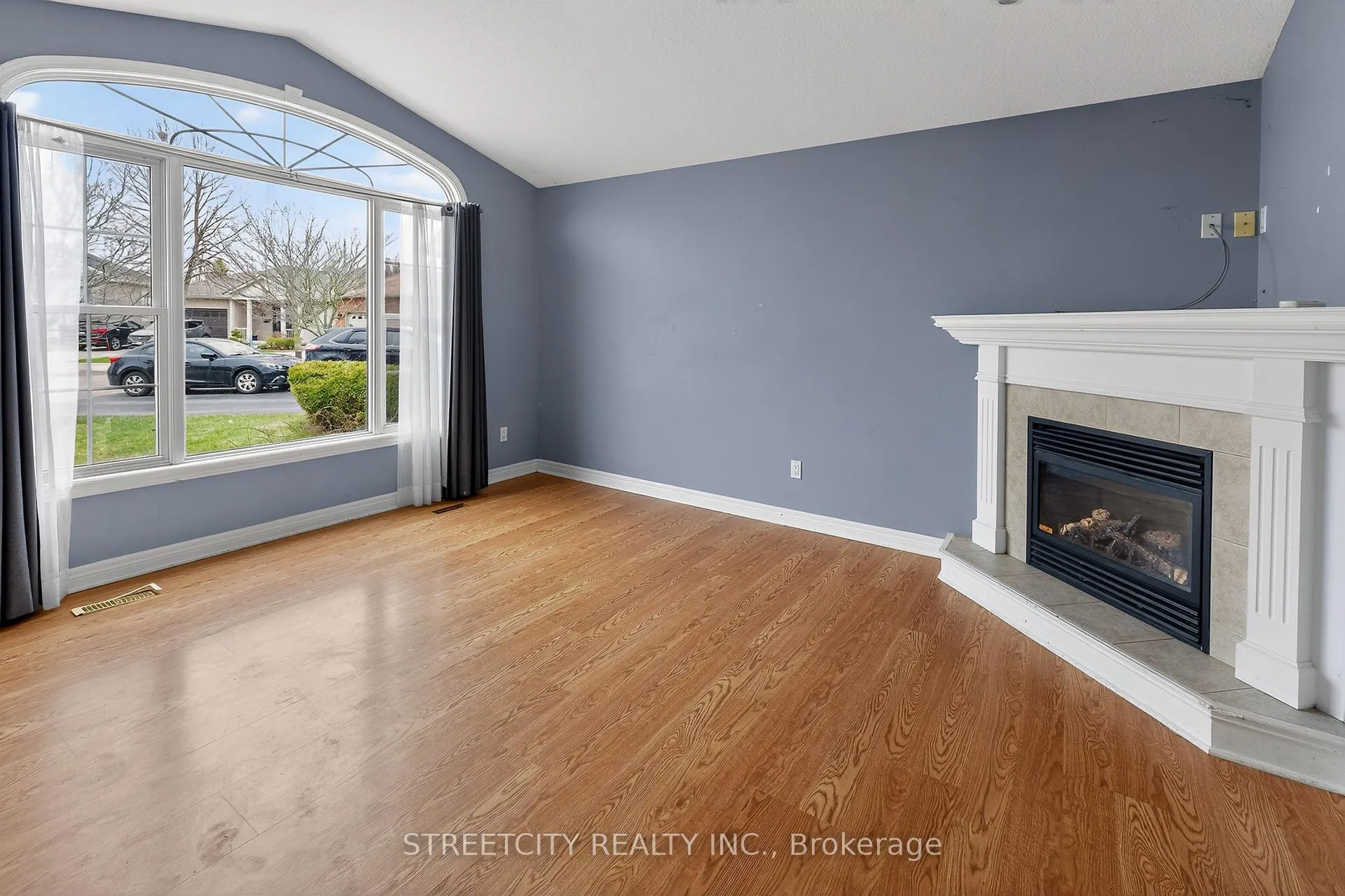 Photo 5 of 36 Glenview Court, St. Thomas — HOMEH