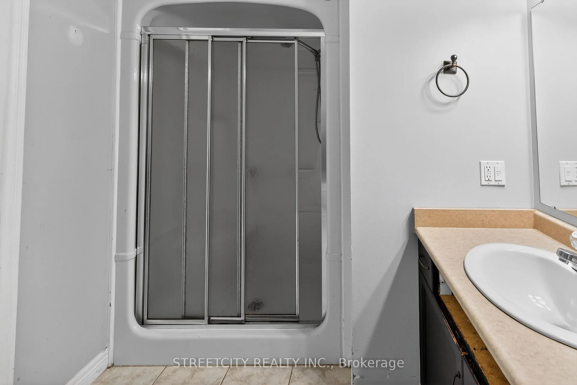 Photo 13 of 36 Glenview Court, St. Thomas — HOMEH