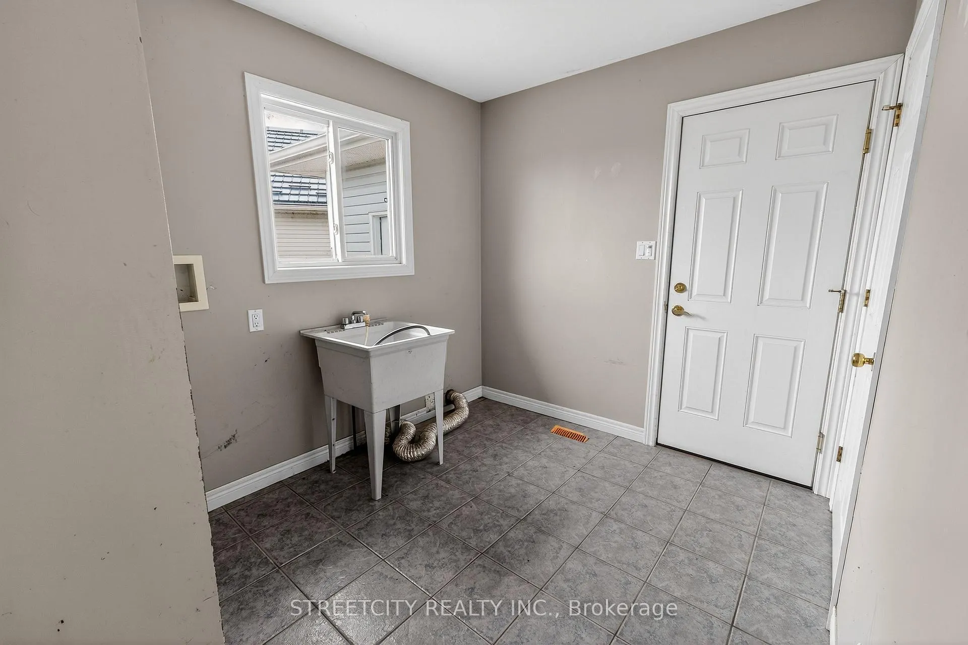 Photo 14 of 36 Glenview Court, St. Thomas — HOMEH
