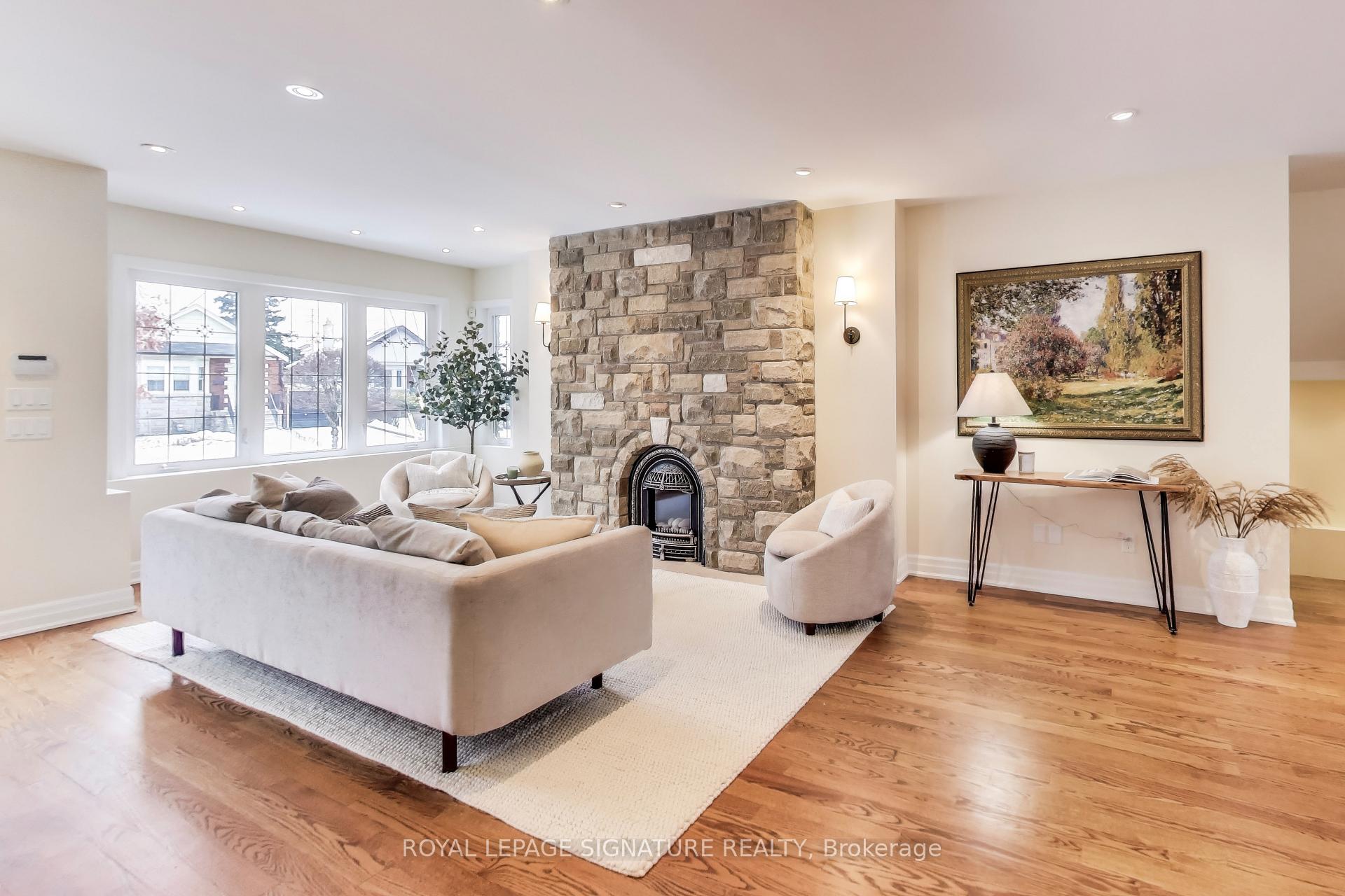 Photo 2 of 10 Davies Crescent, Toronto, East York — HOMEH