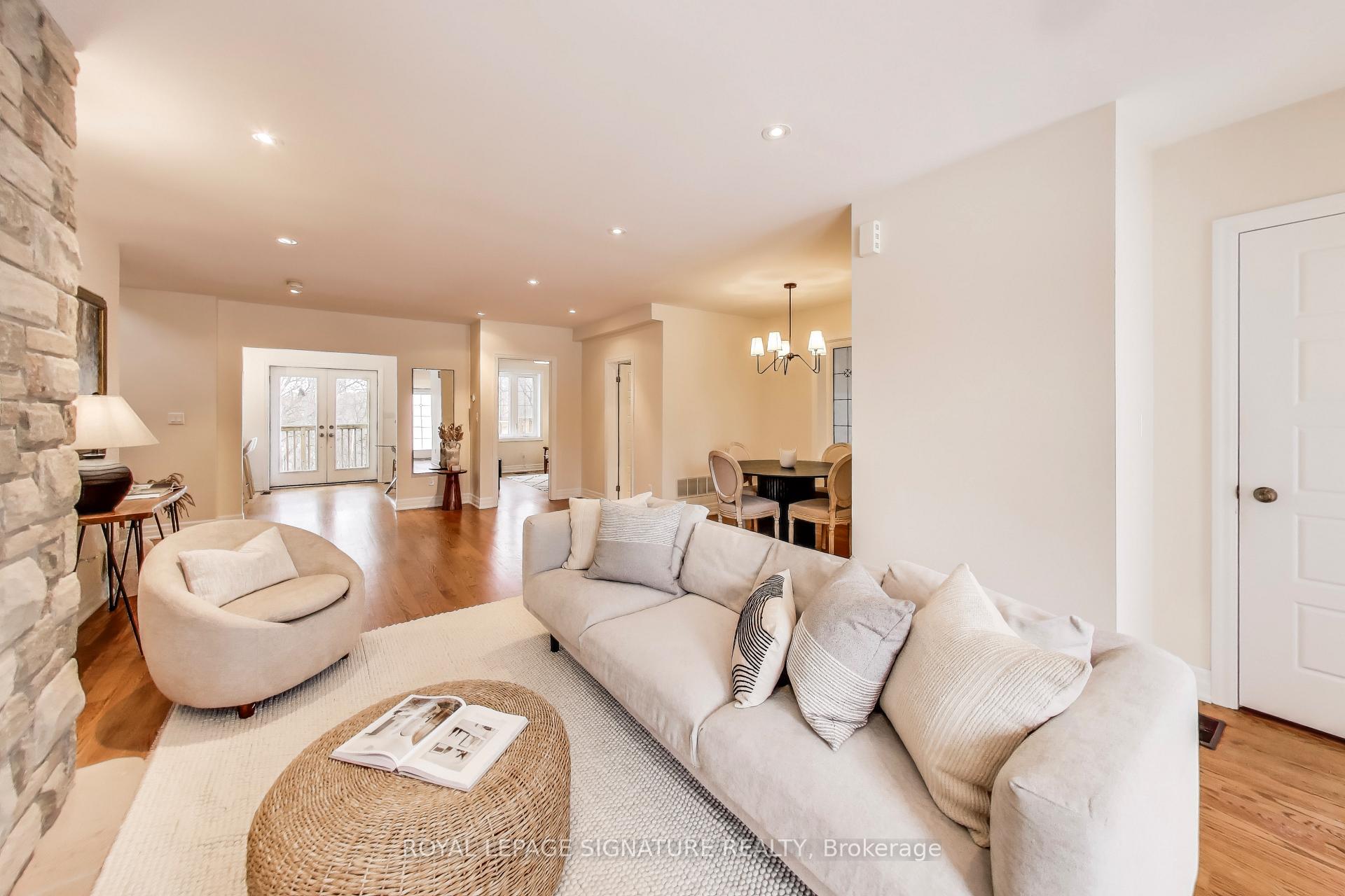 Photo 4 of 10 Davies Crescent, Toronto, East York — HOMEH