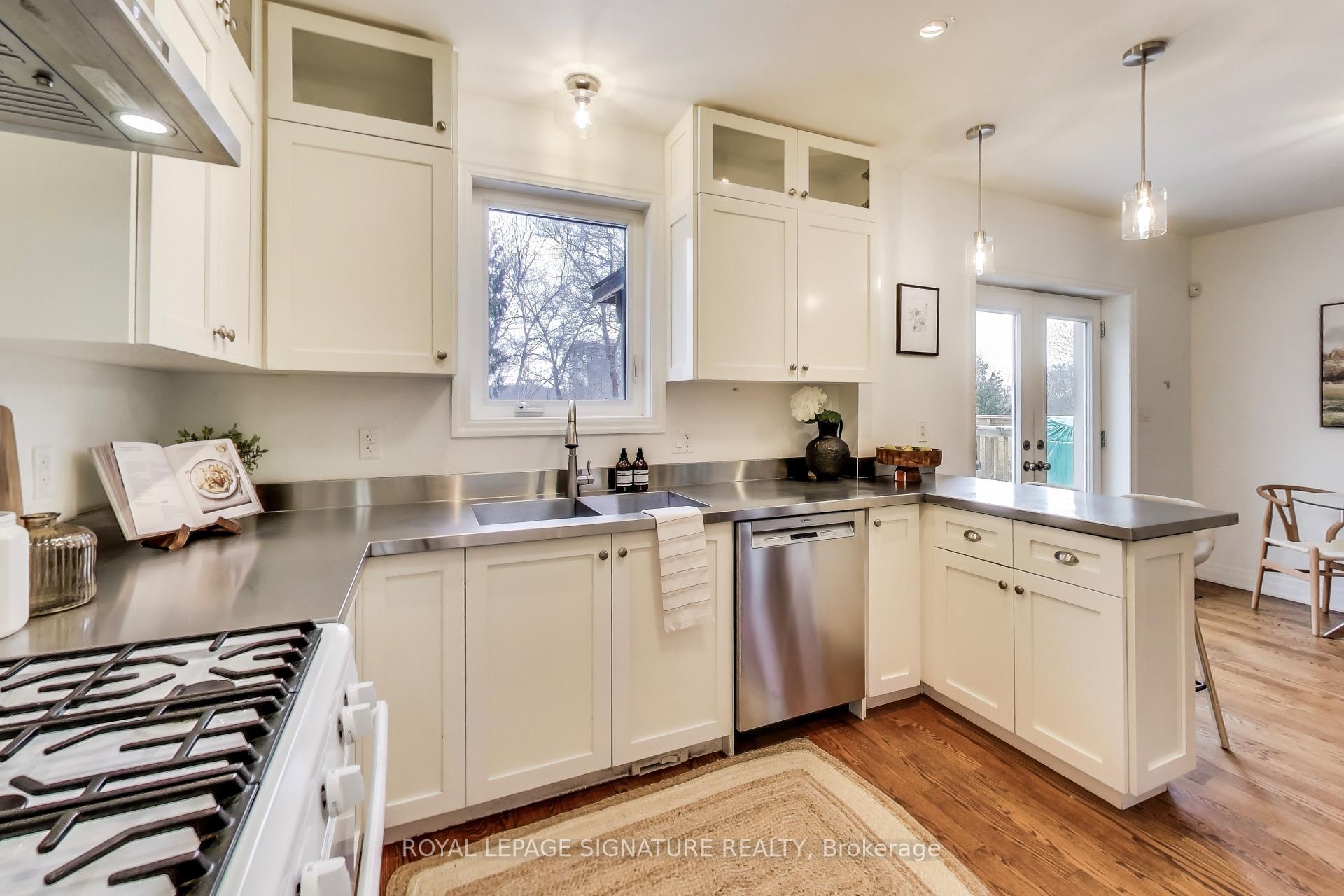 Photo 9 of 10 Davies Crescent, Toronto, East York — HOMEH