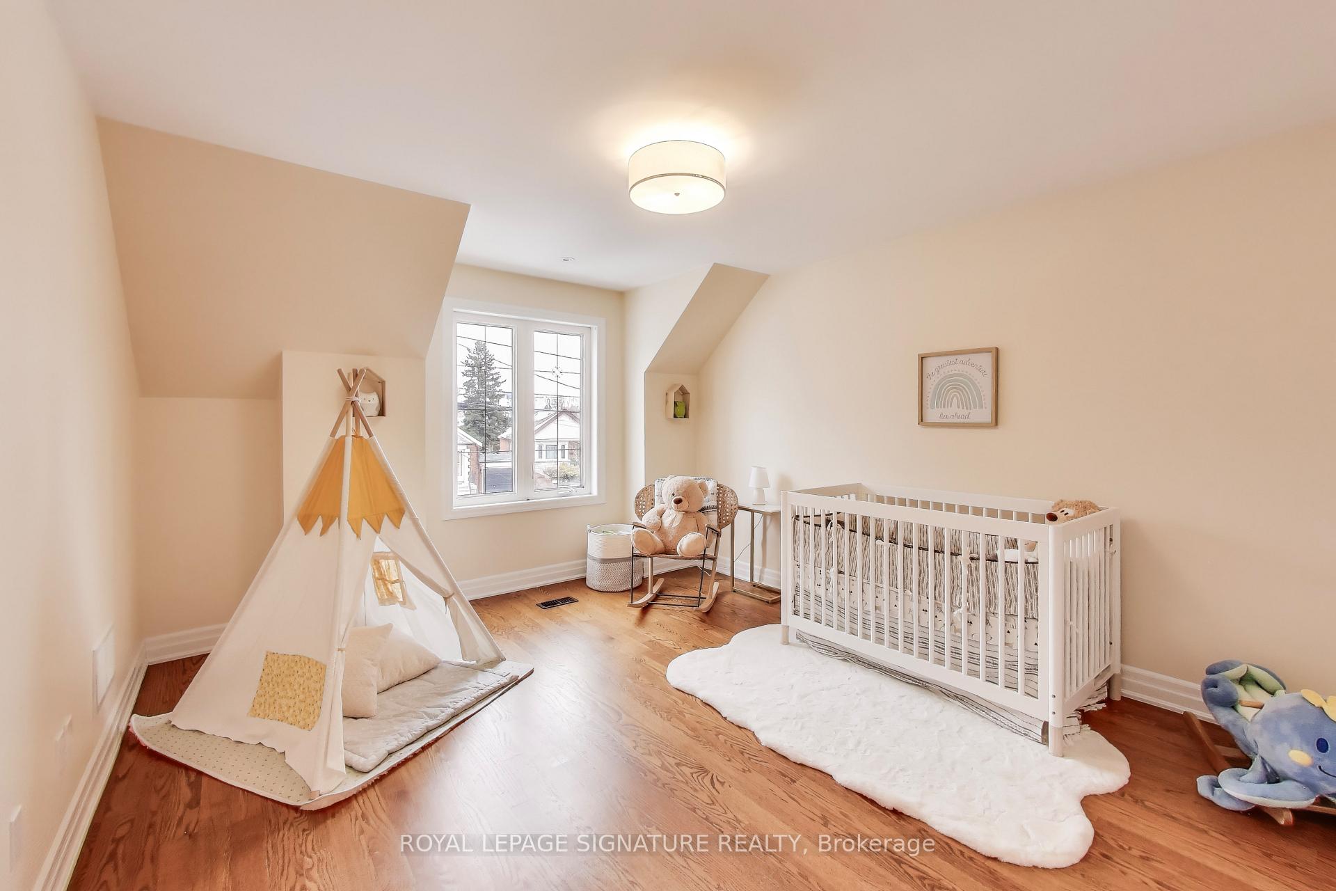 Photo 23 of 10 Davies Crescent, Toronto, East York — HOMEH