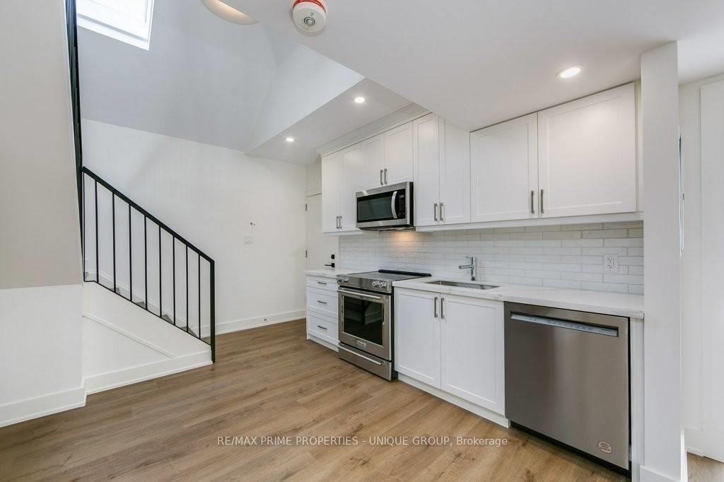 Photo 3 of Unit D, 471 Oriole Parkway, Toronto, Yonge-Eglinton — HOMEH