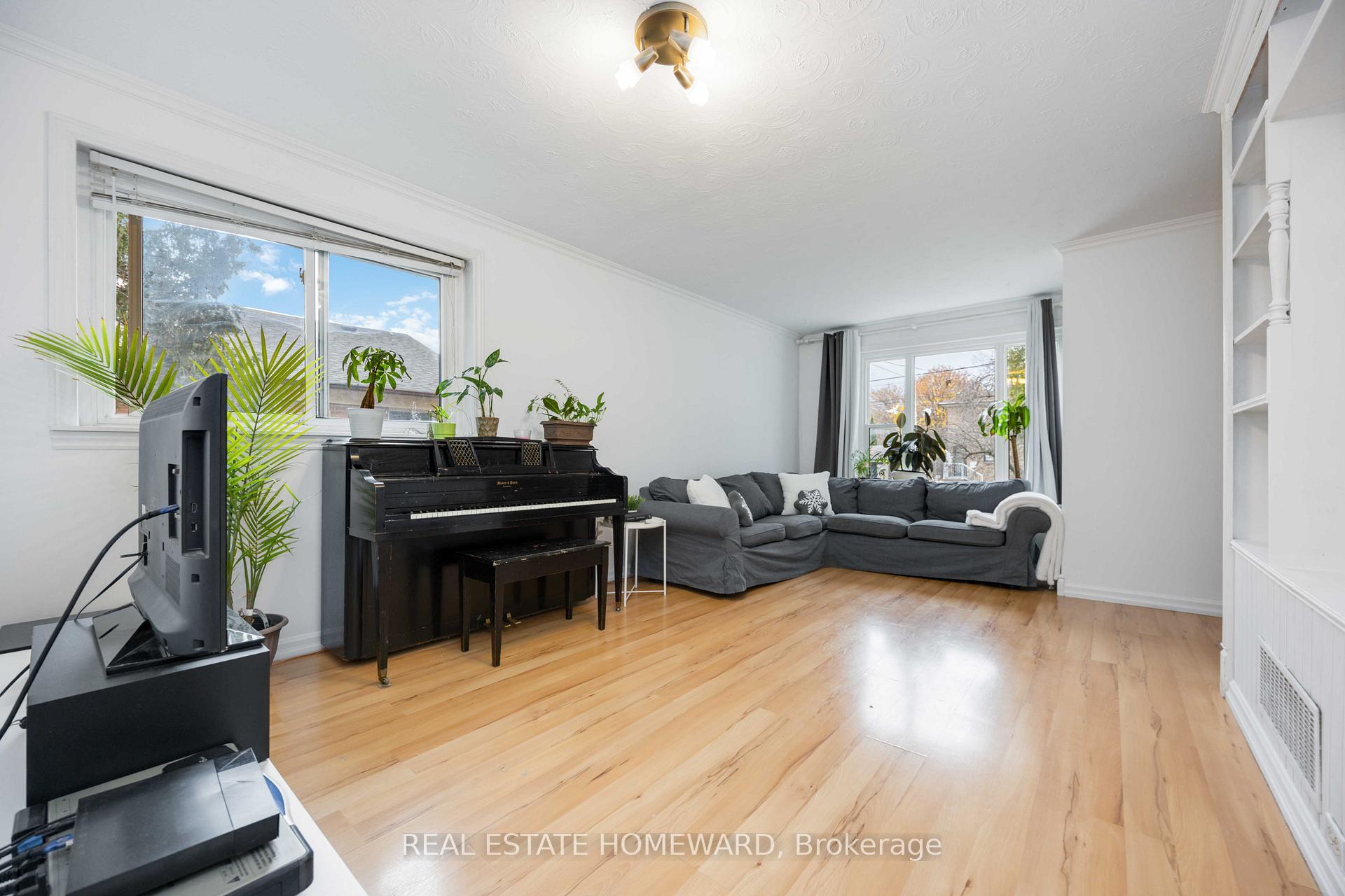 Photo 4 of 61 Avis Crescent, Toronto, O'Connor-Parkview — HOMEH