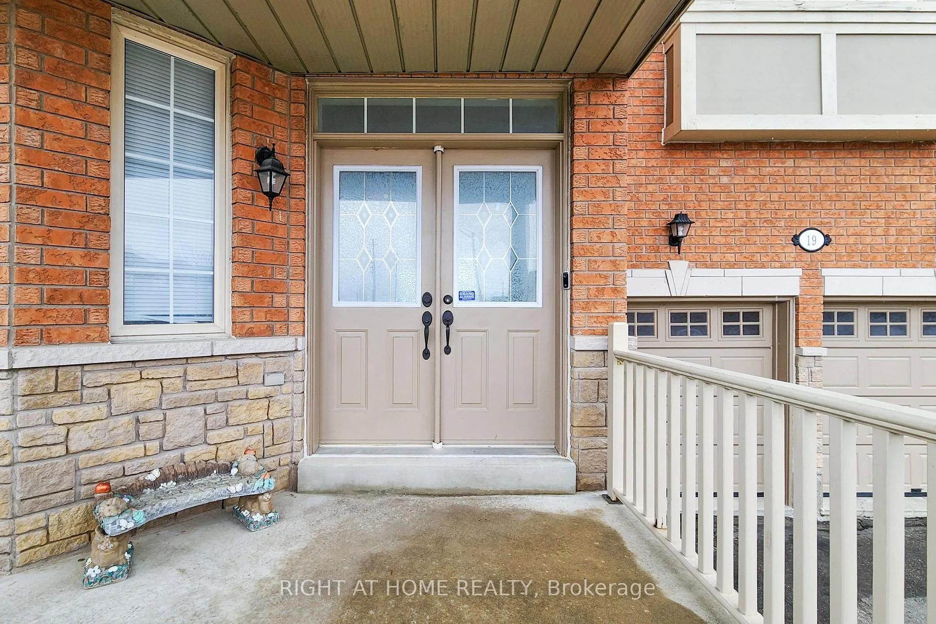 Photo 3 of 19 Robert Grundy Road, Markham, Cachet — HOMEH