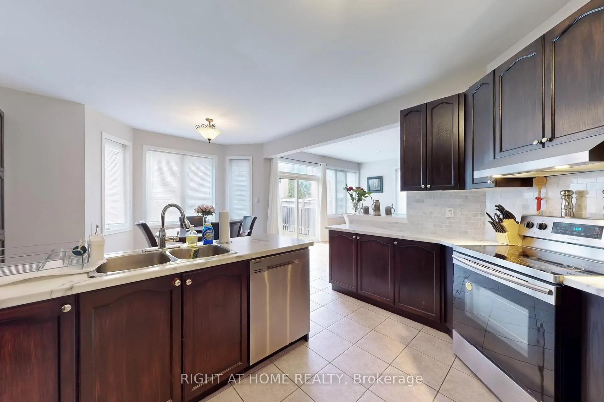 Photo 9 of 19 Robert Grundy Road, Markham, Cachet — HOMEH