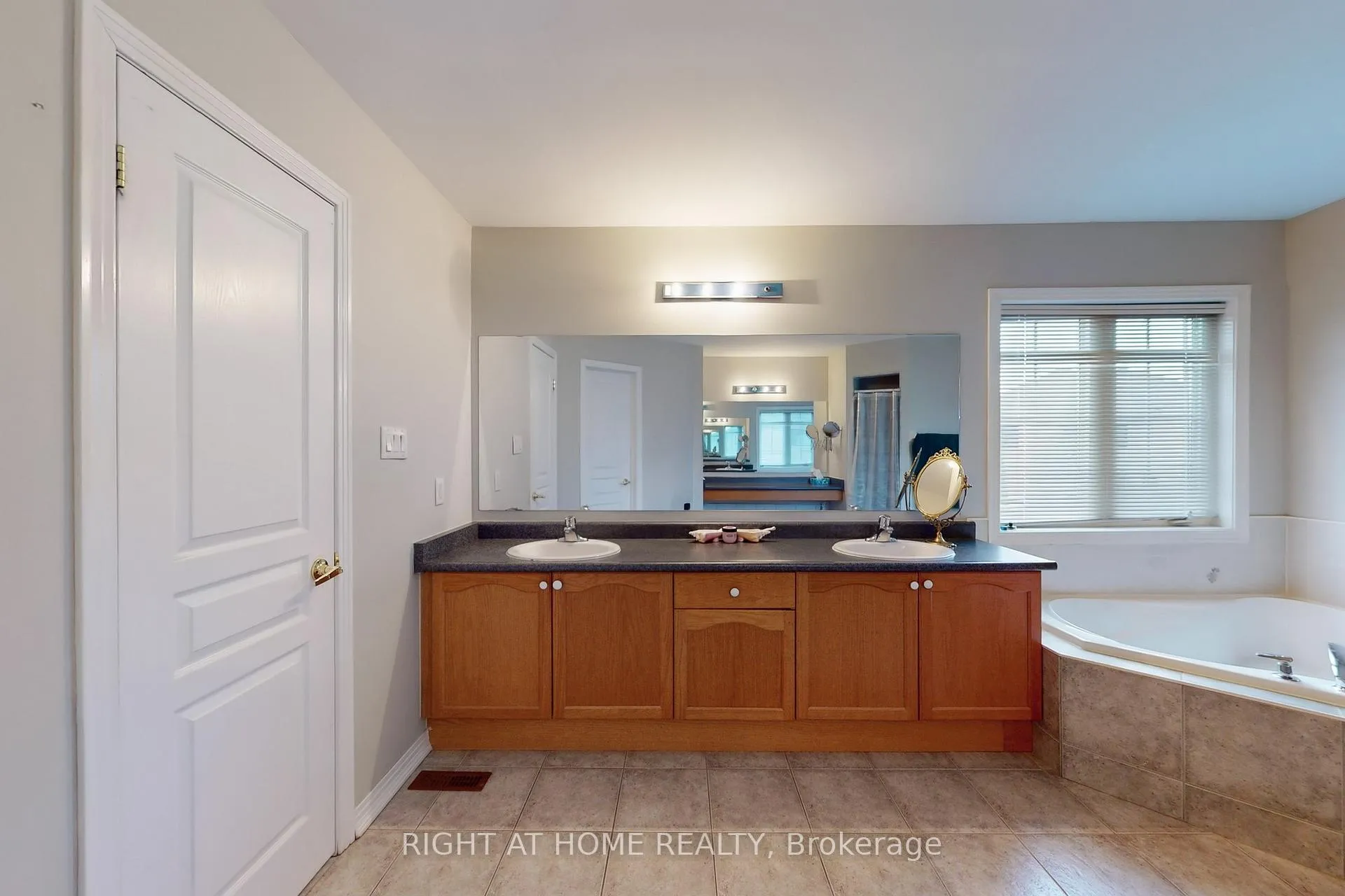 Photo 21 of 19 Robert Grundy Road, Markham, Cachet — HOMEH