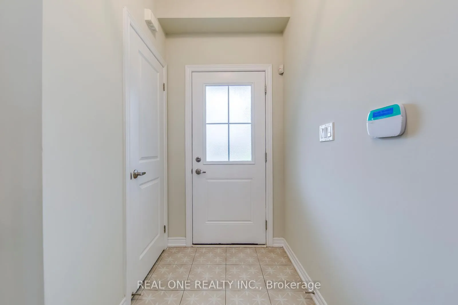Photo 4 of 27 Genoa Drive, Hamilton, Jerome — HOMEH