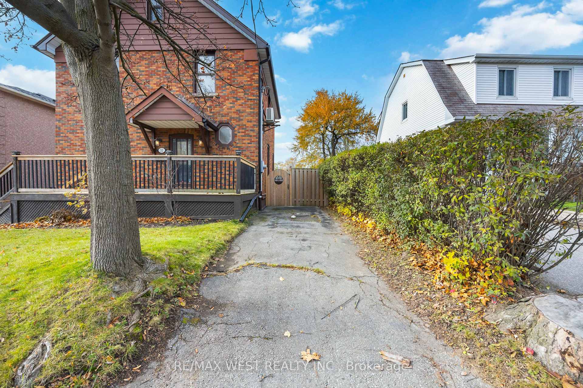 Photo 2 of 32 Heale Avenue, Scarborough, Birchcliffe-Cliffside — HOMEH