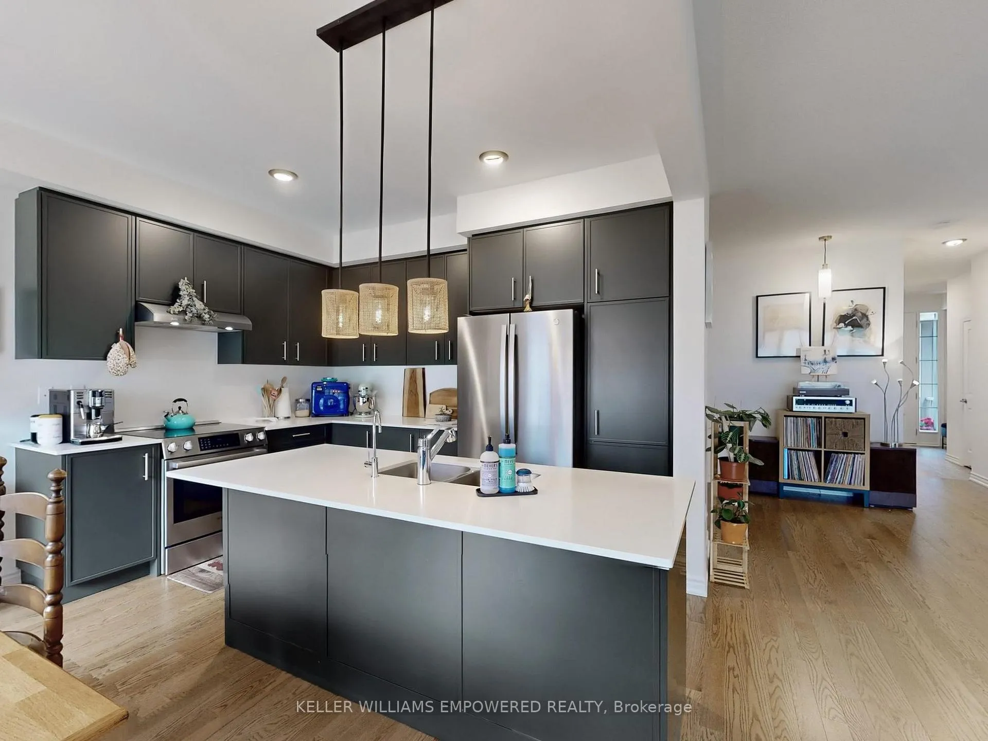 Photo 10 of 28 Gemini Drive, Barrie, Rural Barrie Southeast — HOMEH