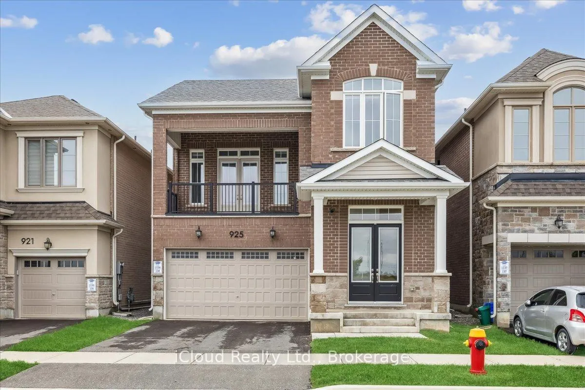 Front of 925 Hickory Crescent