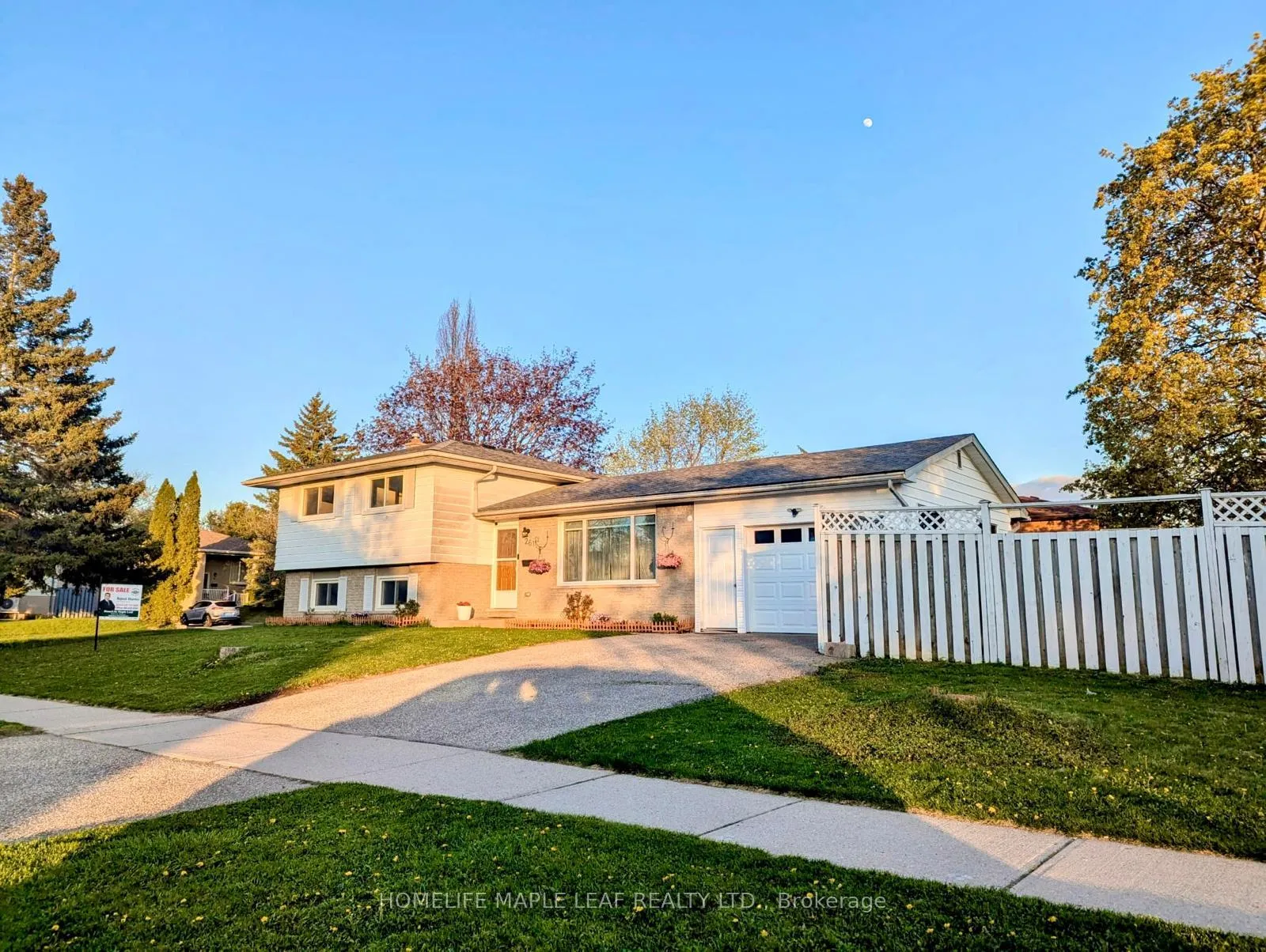 Photo 2 of 261 Overlea Drive, Kitchener, Victoria Hills — HOMEH
