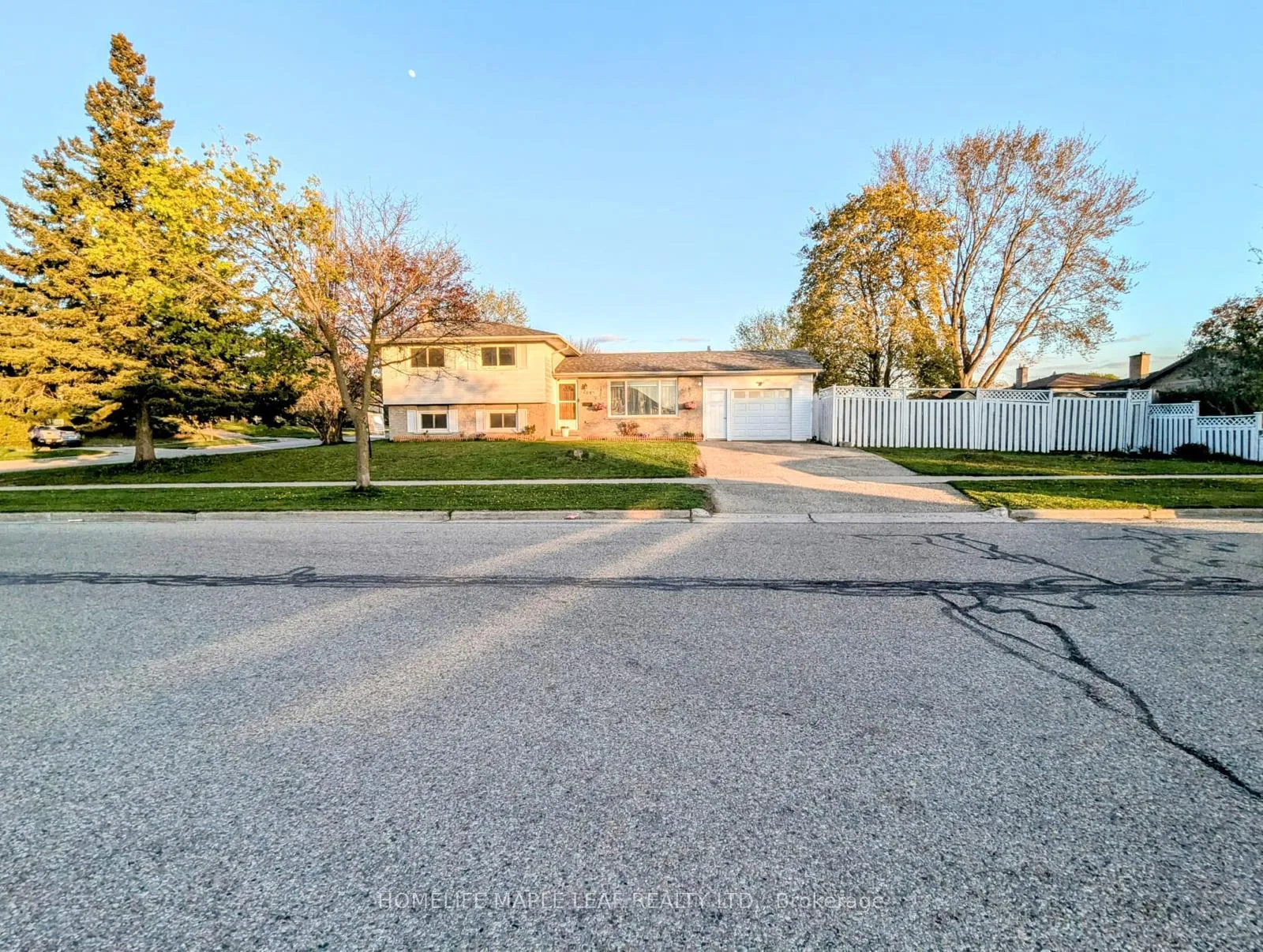 Photo 3 of 261 Overlea Drive, Kitchener, Victoria Hills — HOMEH