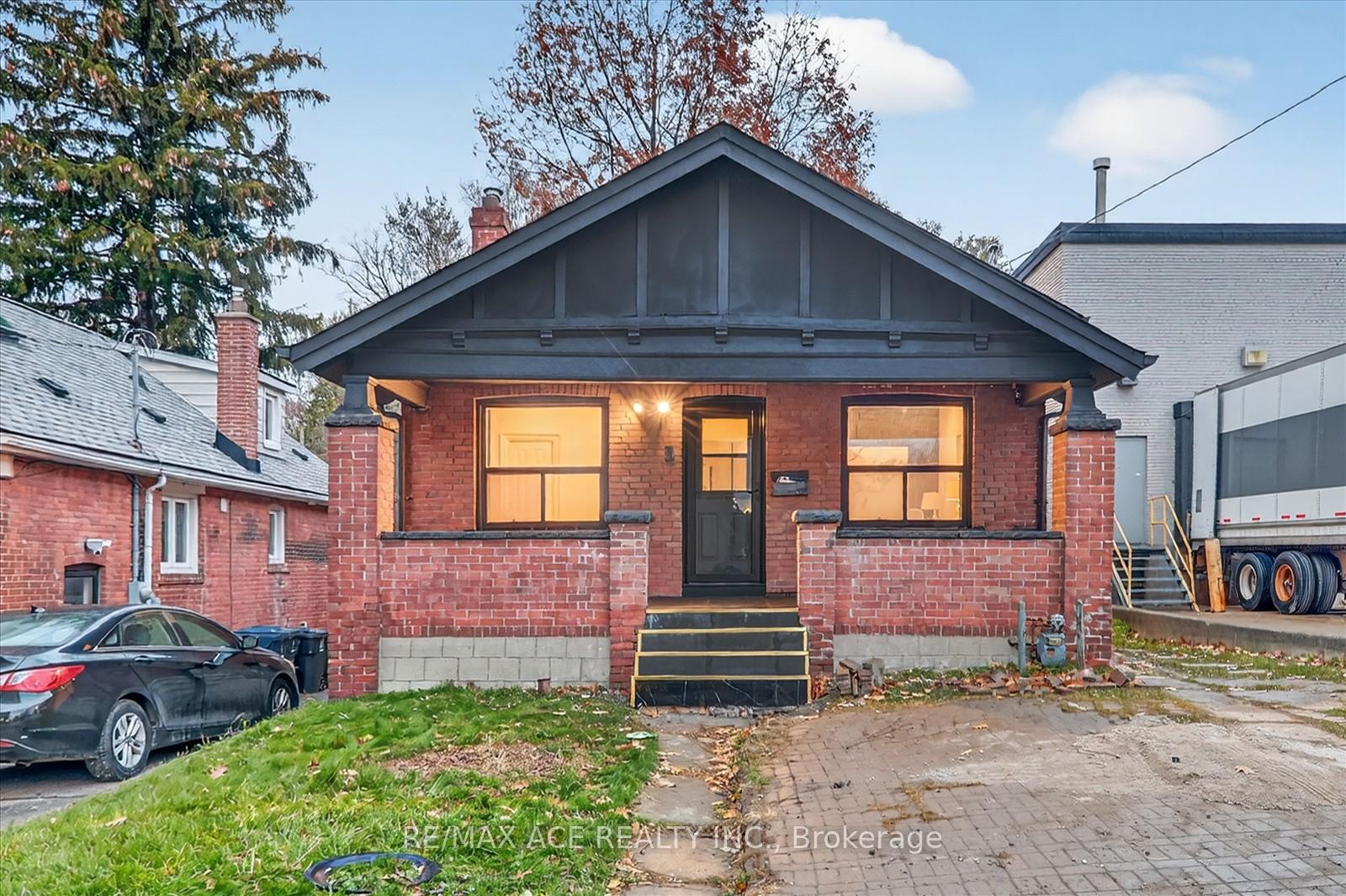Photo 2 of 3 Macey Avenue, Scarborough, Oakridge — HOMEH