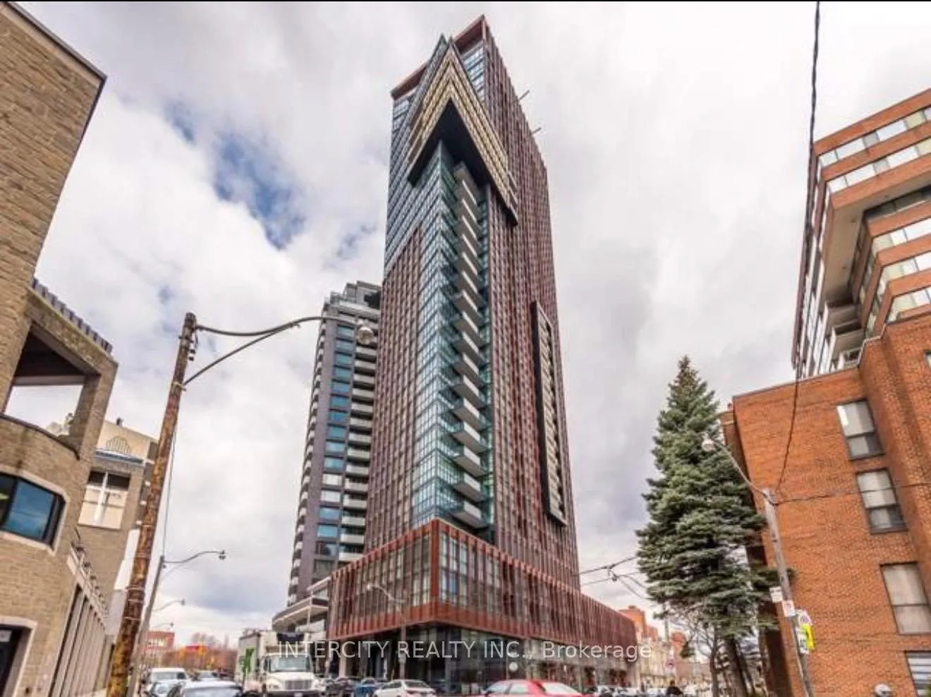 Front of Unit 1802, 32 Davenport Road