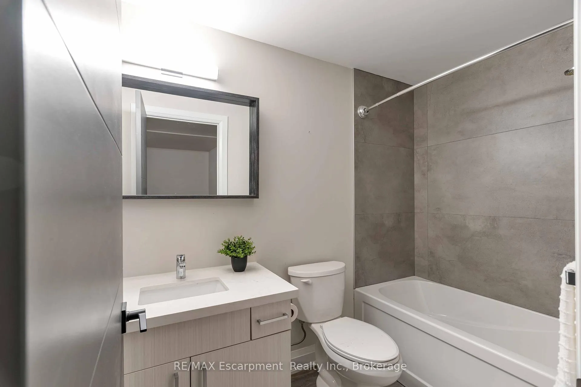 Photo 33 of 60 Park Avenue, St. Catharines, Secord Woods — HOMEH