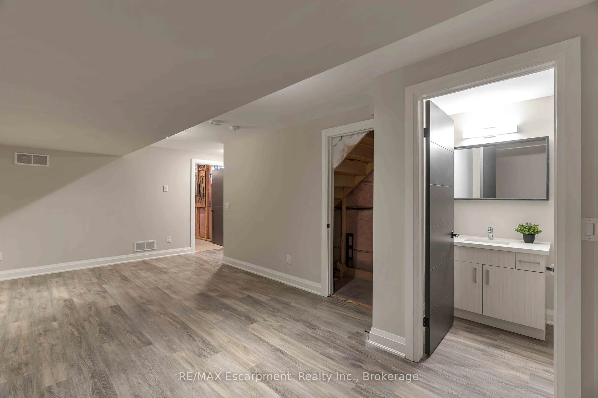 Photo 35 of 60 Park Avenue, St. Catharines, Secord Woods — HOMEH