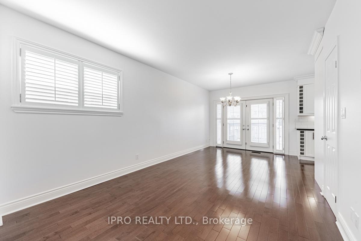 Photo 5 of 286 Linsmore Crescent, Toronto, East York — HOMEH