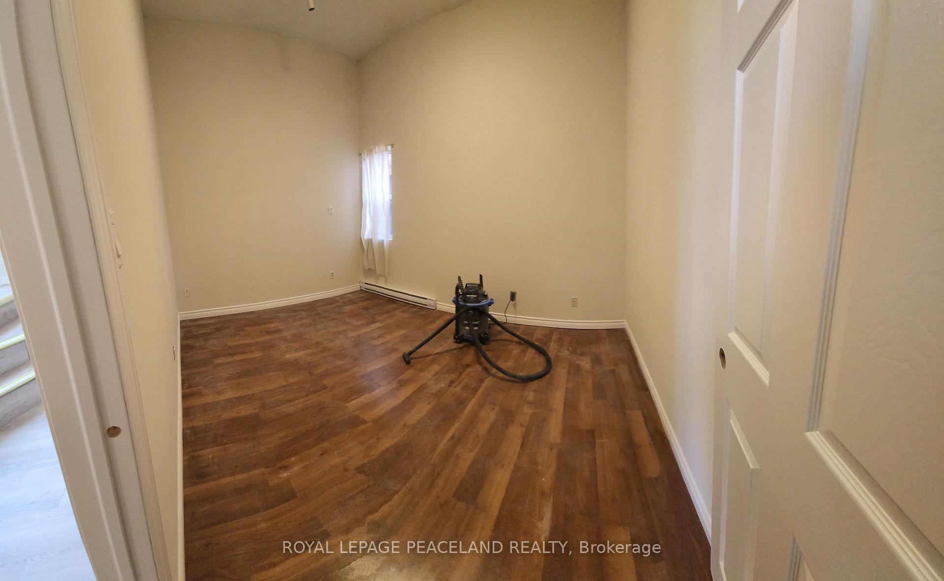Photo 5 of Unit 4, 558 Spadina Crescent, Toronto, University — HOMEH