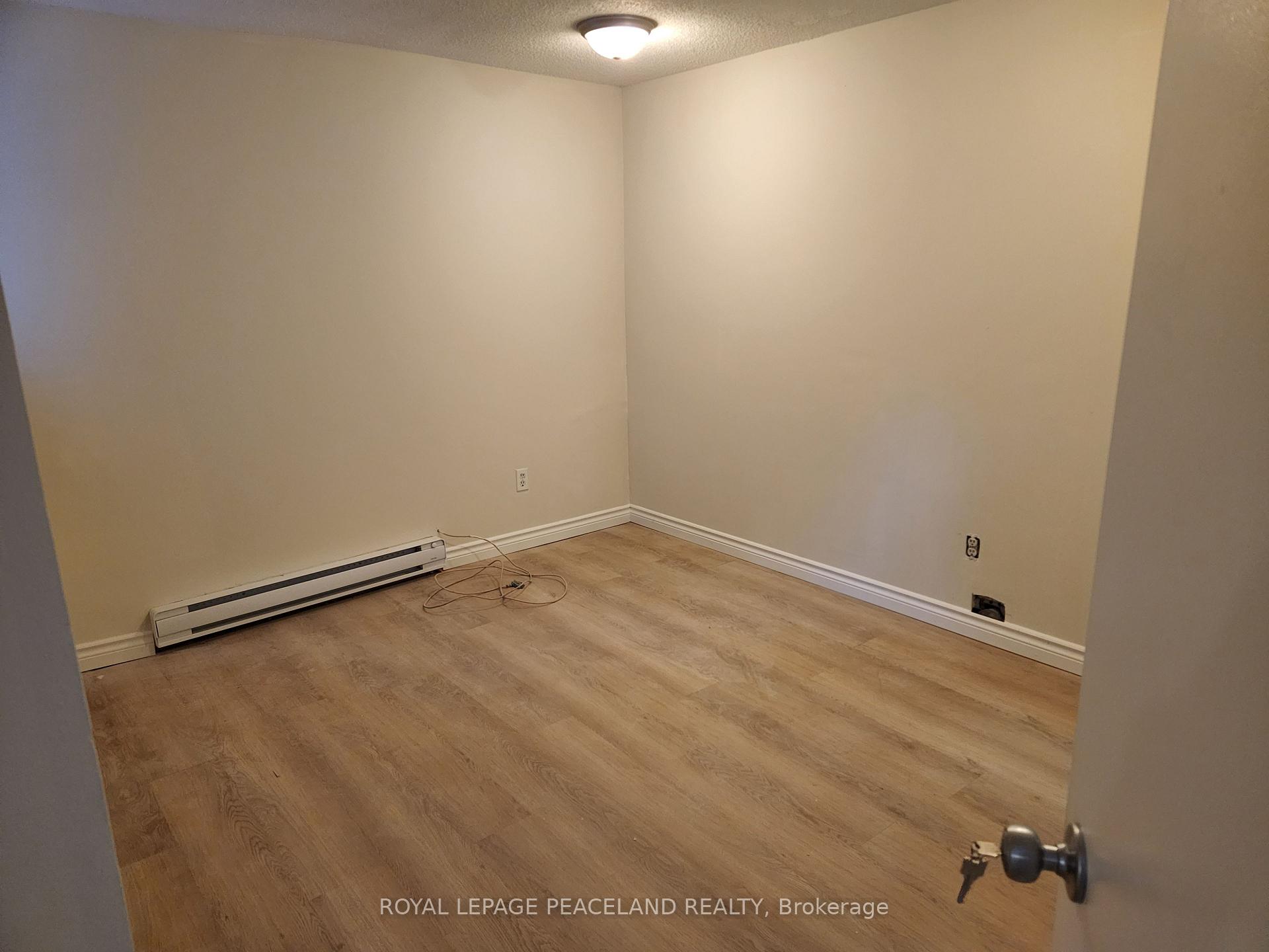 Photo 8 of Unit 4, 558 Spadina Crescent, Toronto, University — HOMEH