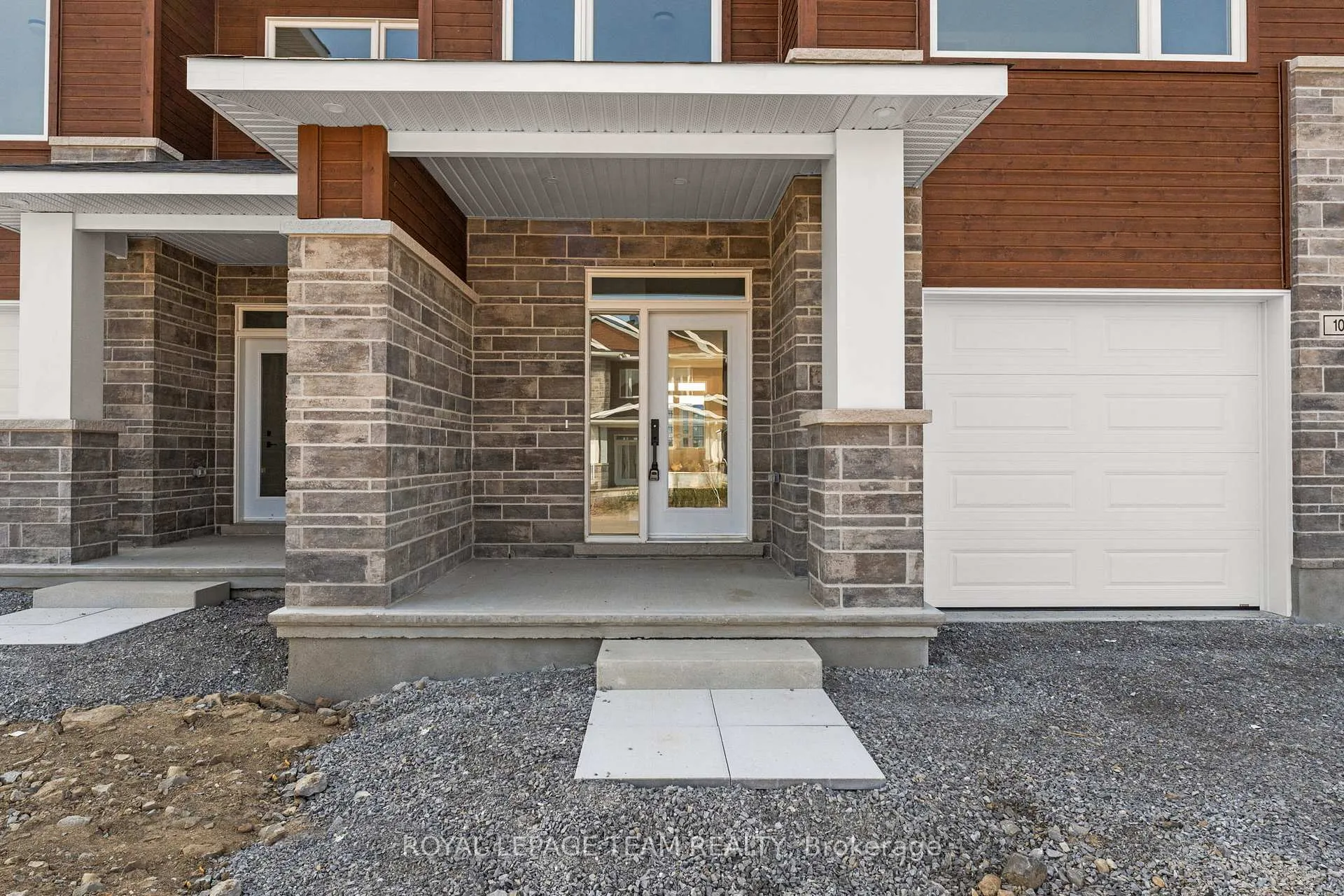 Photo 4 of 1004 Moore Street, Brockville — HOMEH