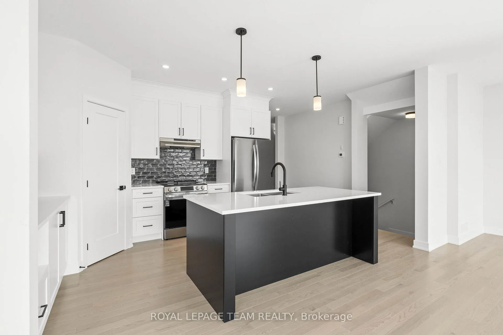 Photo 12 of 1004 Moore Street, Brockville — HOMEH