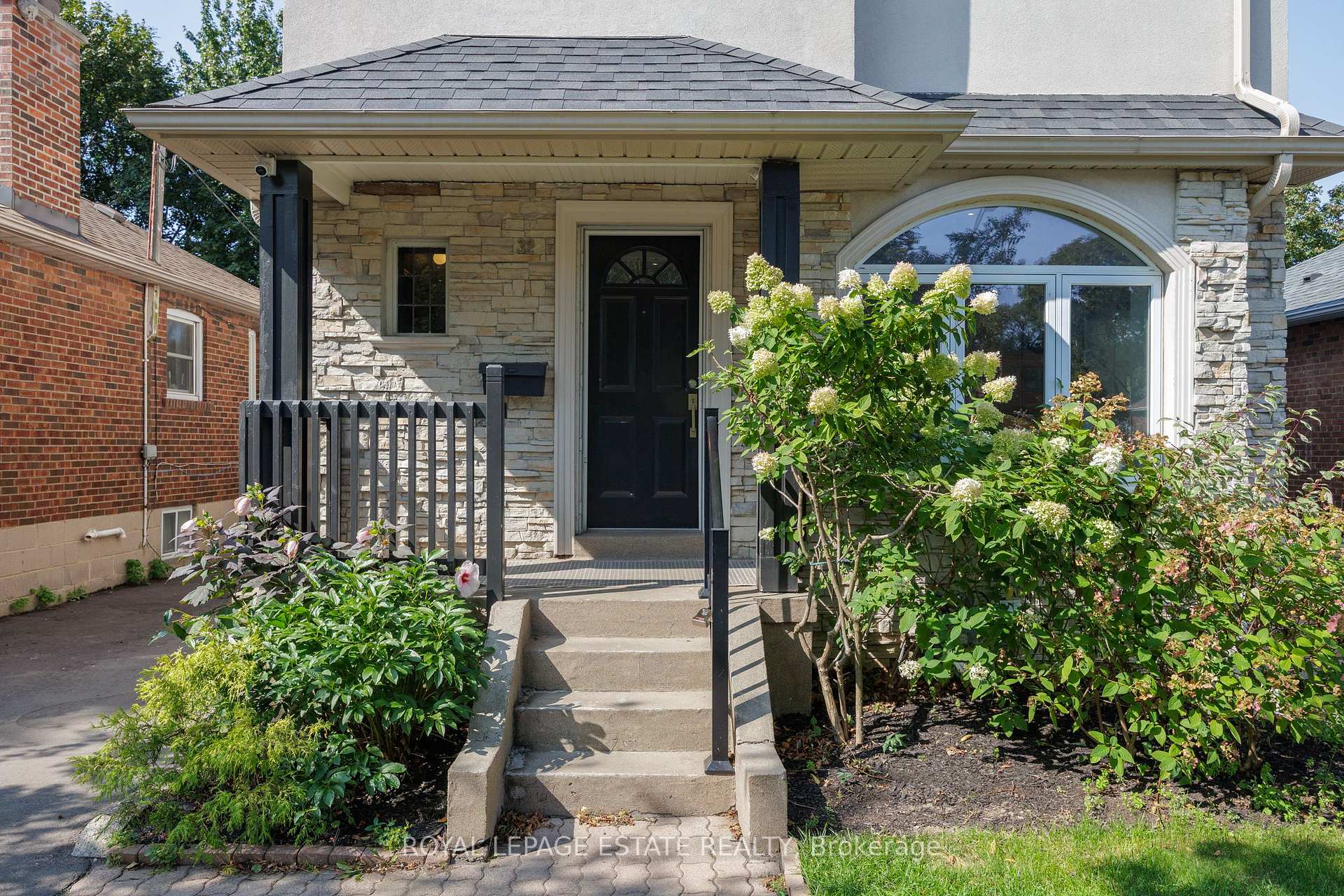 Photo 2 of 32 Manderley Drive, Scarborough, Birchcliffe-Cliffside — HOMEH
